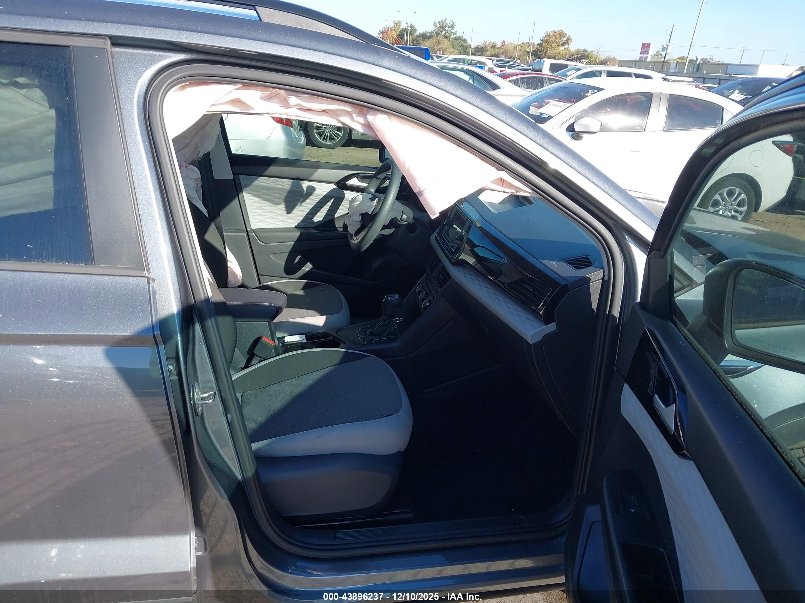 VOLKSWAGEN TAOS image 5