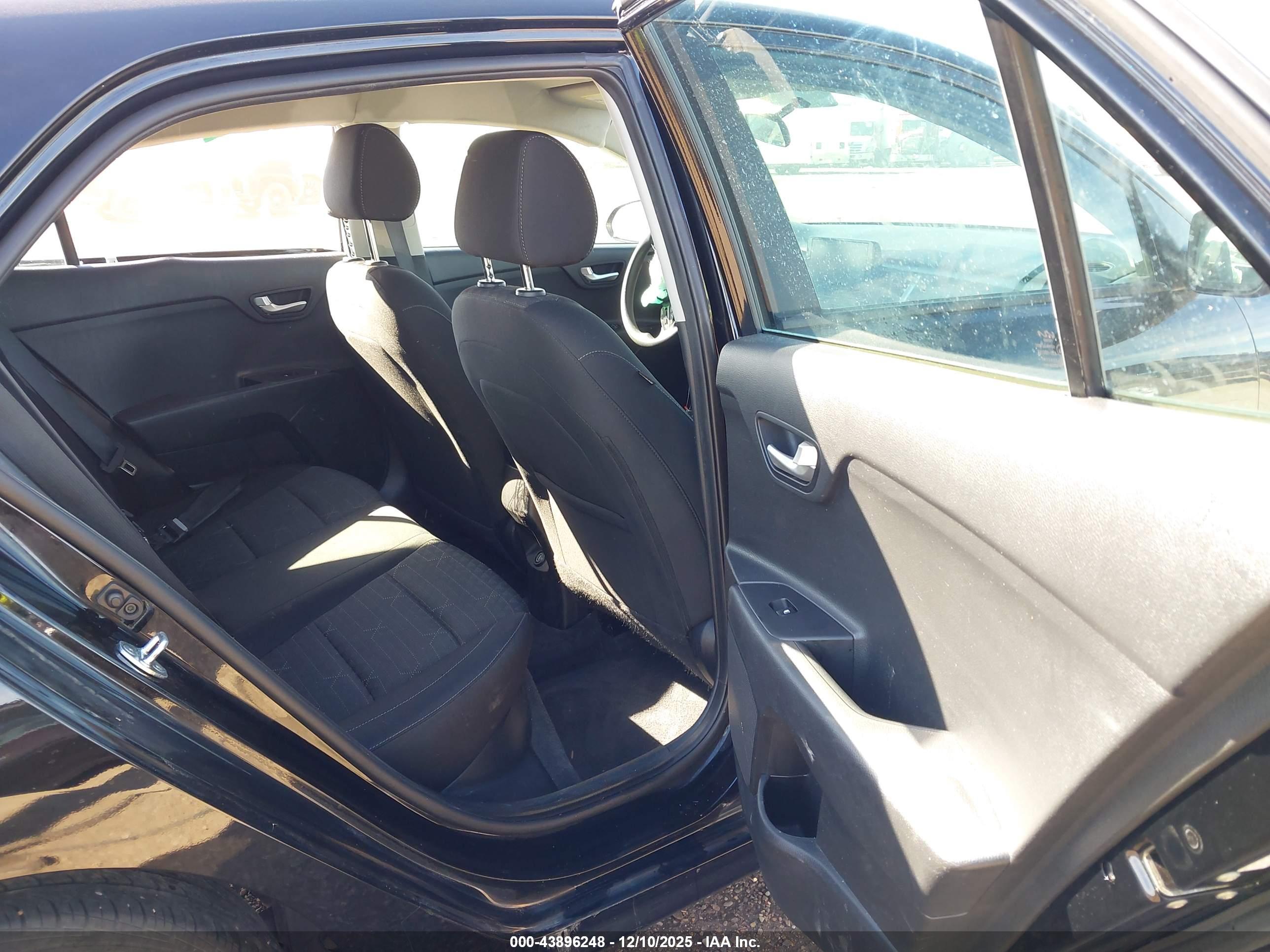 KIA RIO image 8
