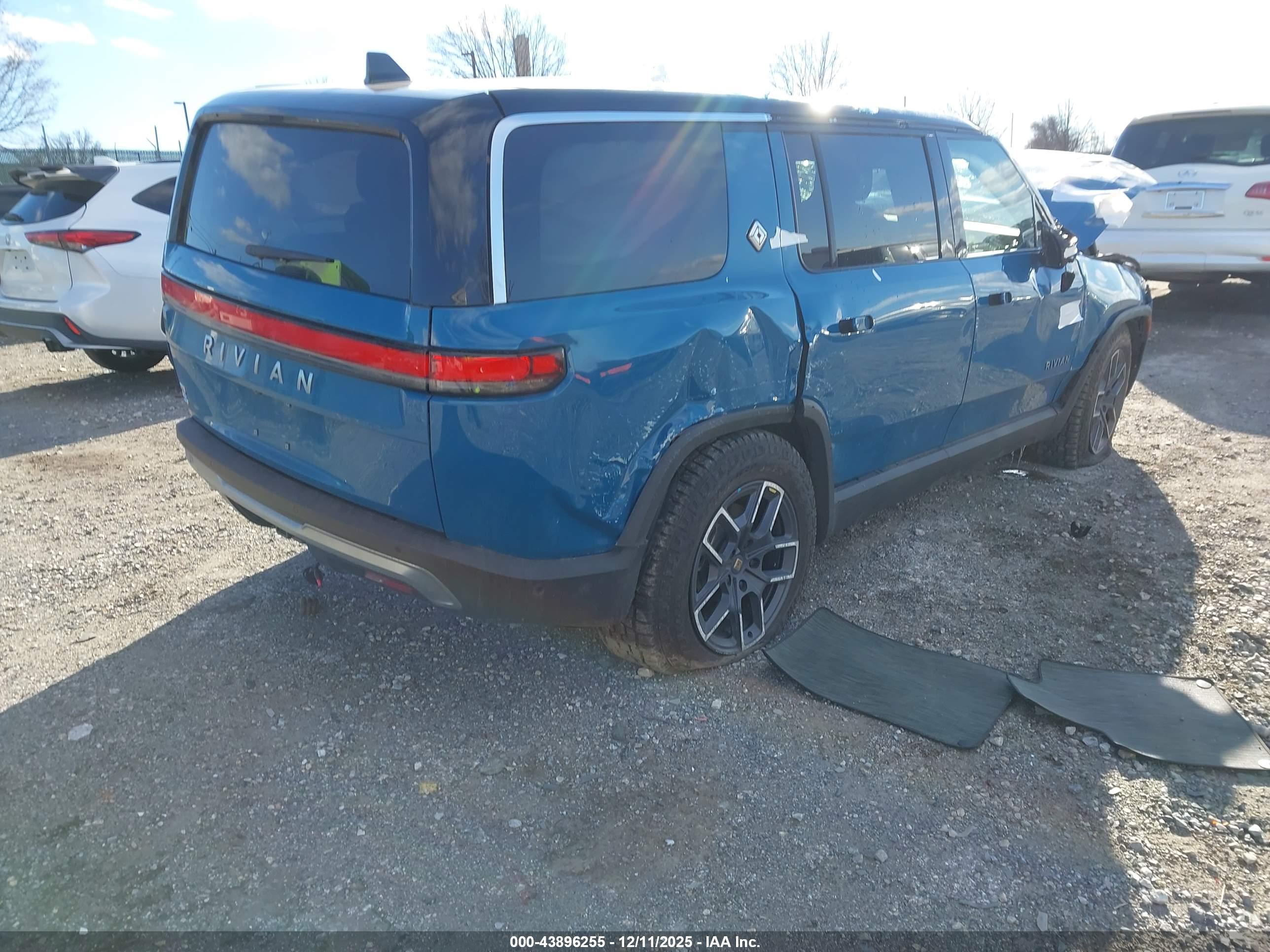 RIVIAN R1S image 4