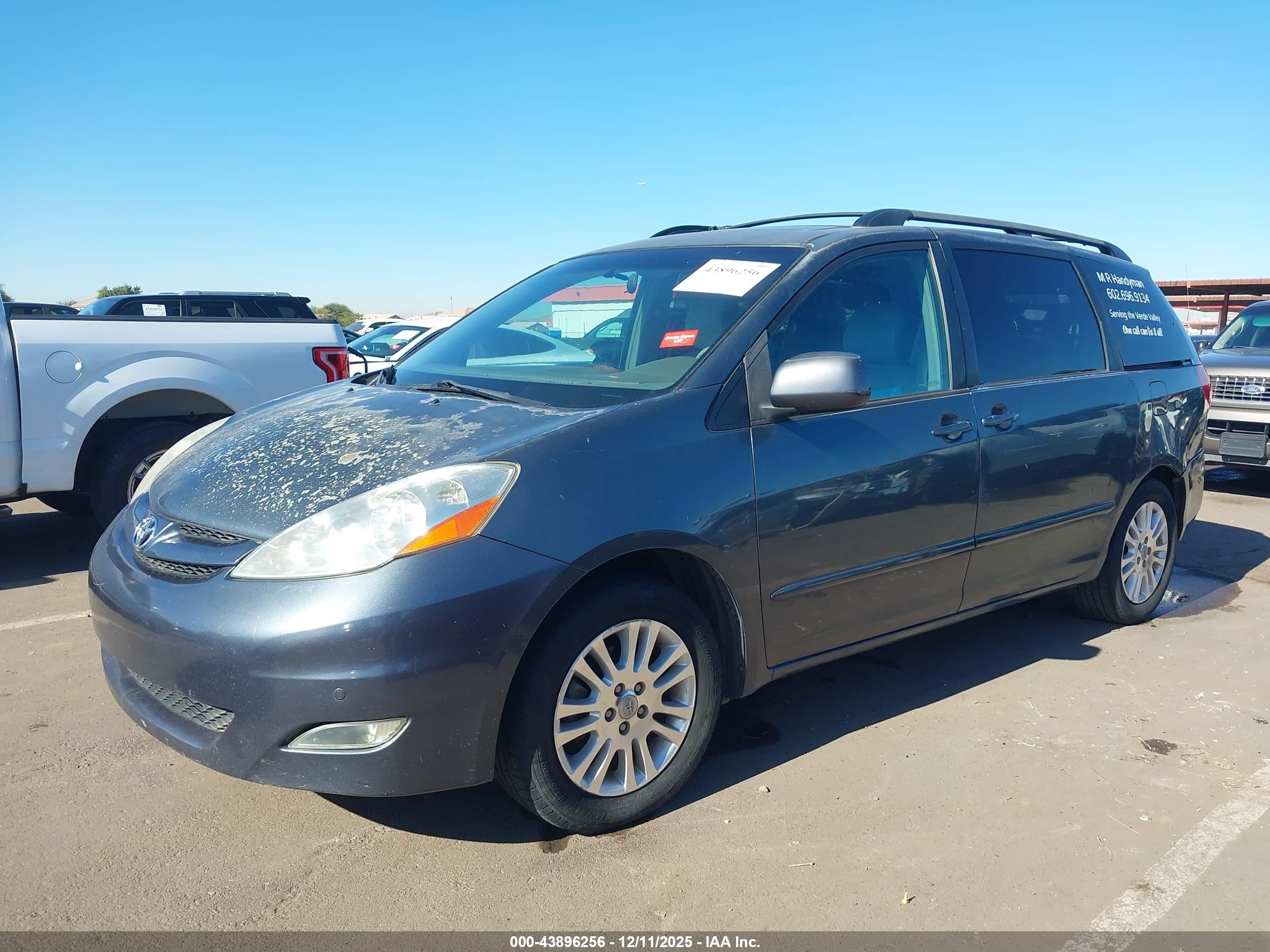 TOYOTA SIENNA image 2