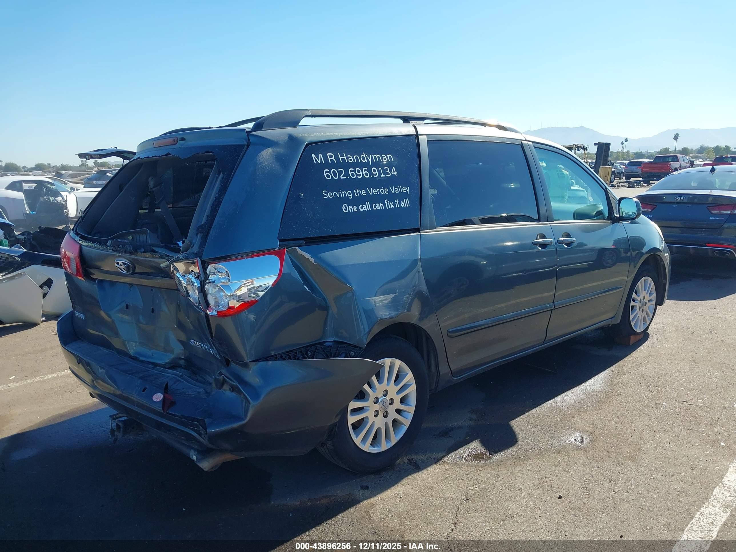 TOYOTA SIENNA image 4