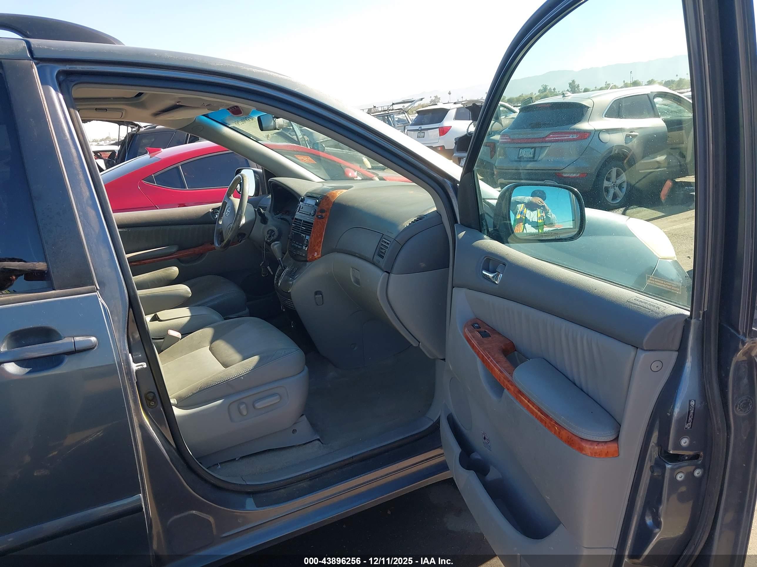 TOYOTA SIENNA image 5
