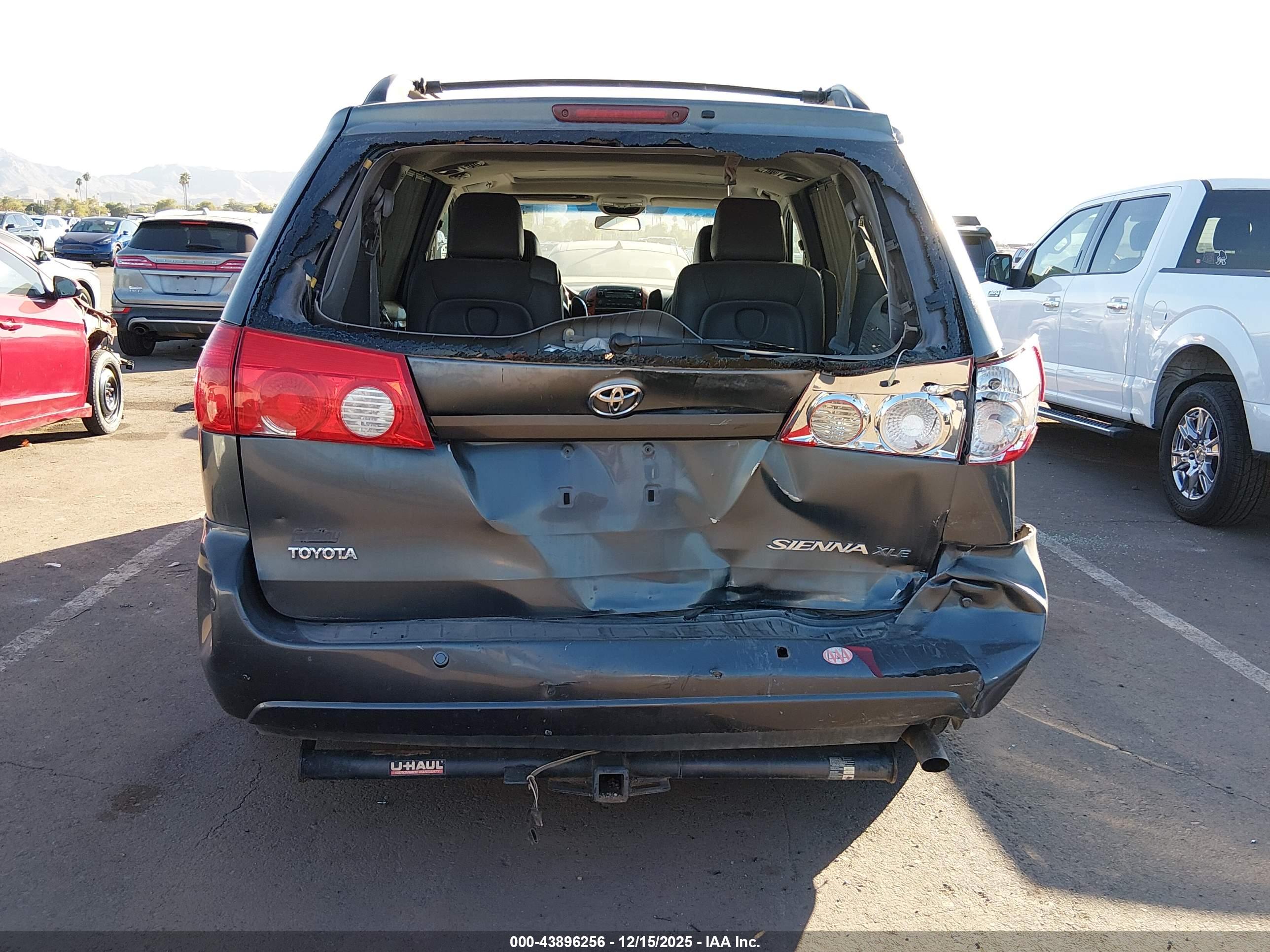 TOYOTA SIENNA image 6