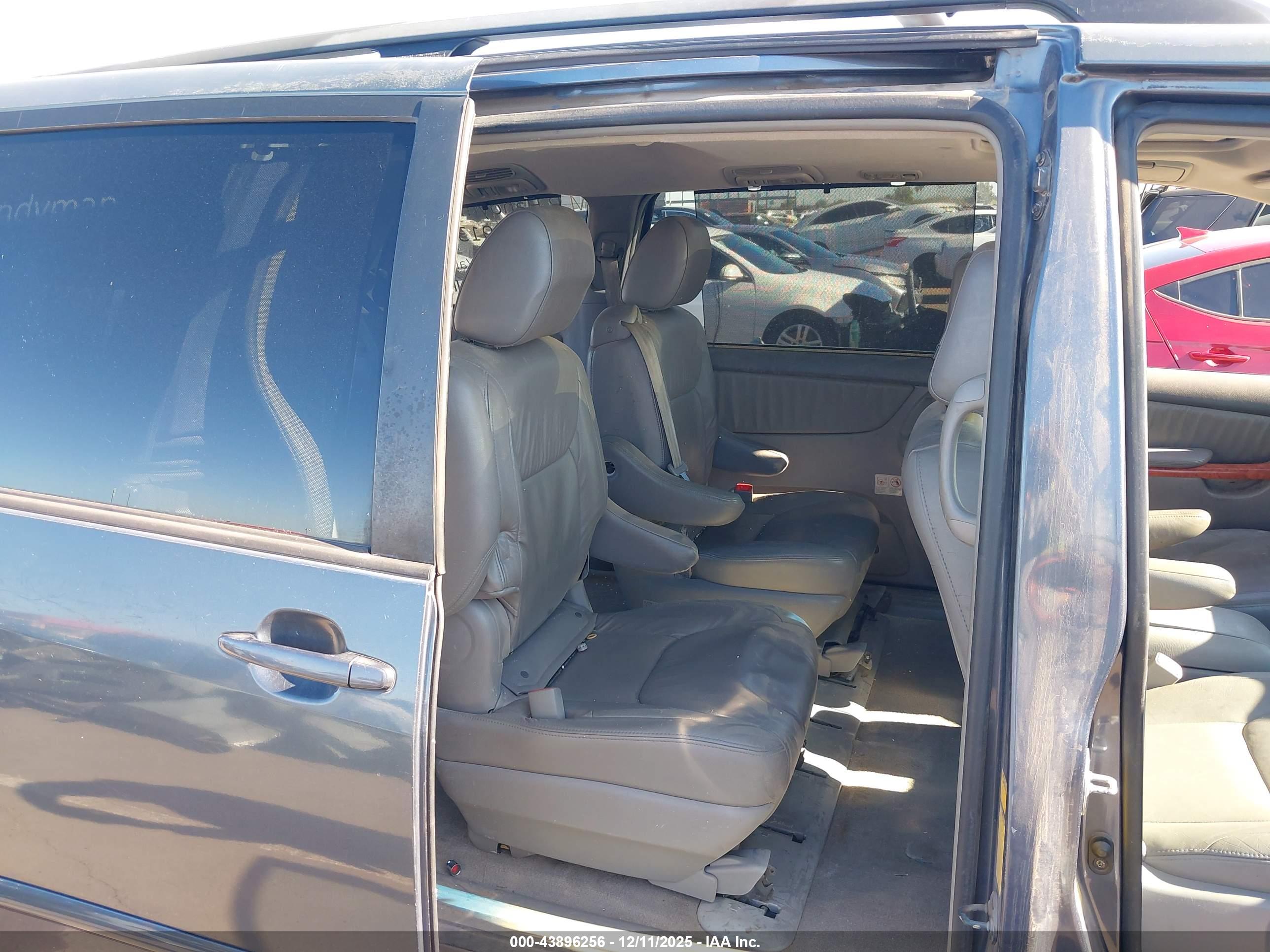 TOYOTA SIENNA image 8