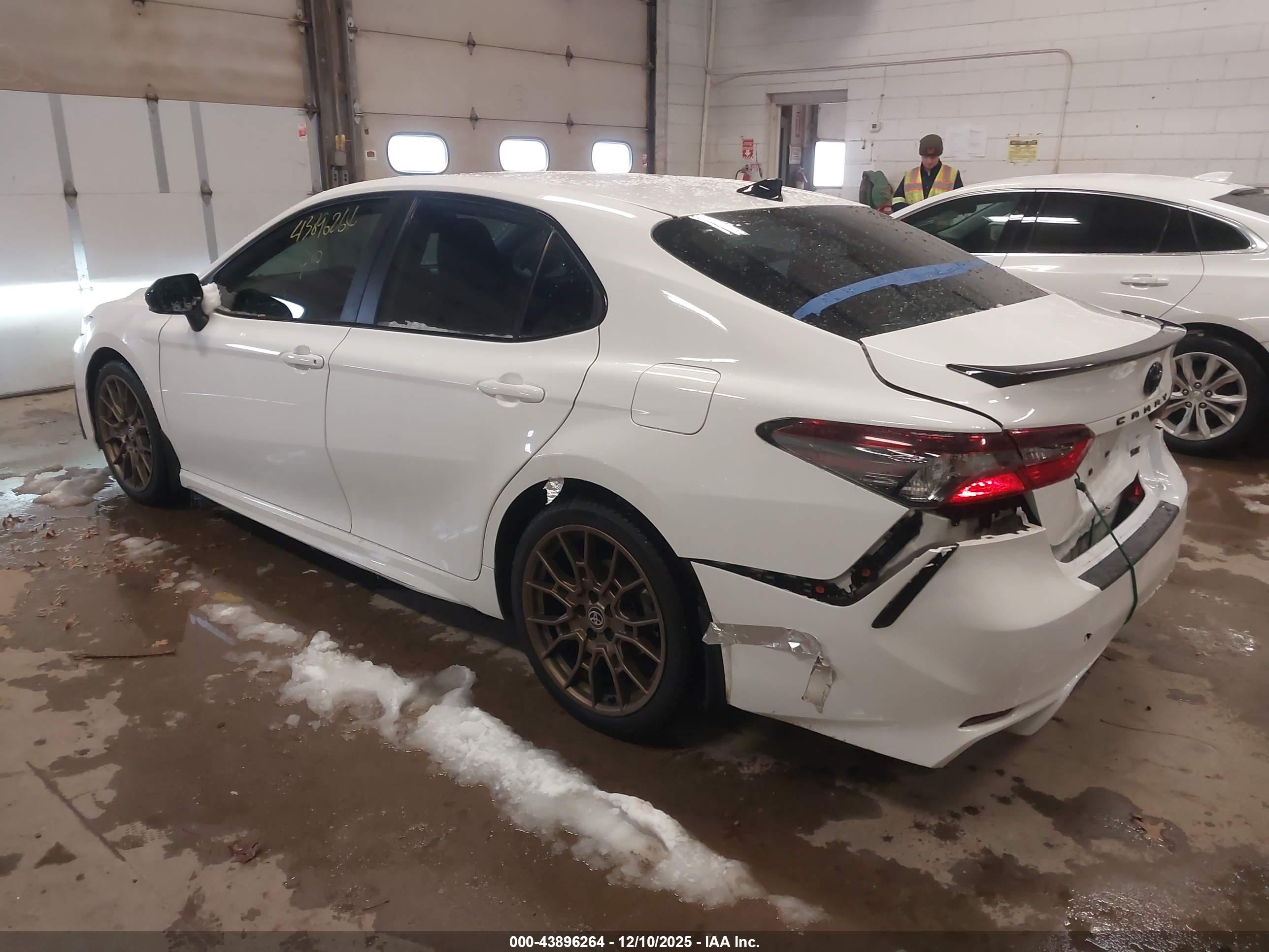 TOYOTA CAMRY image 3