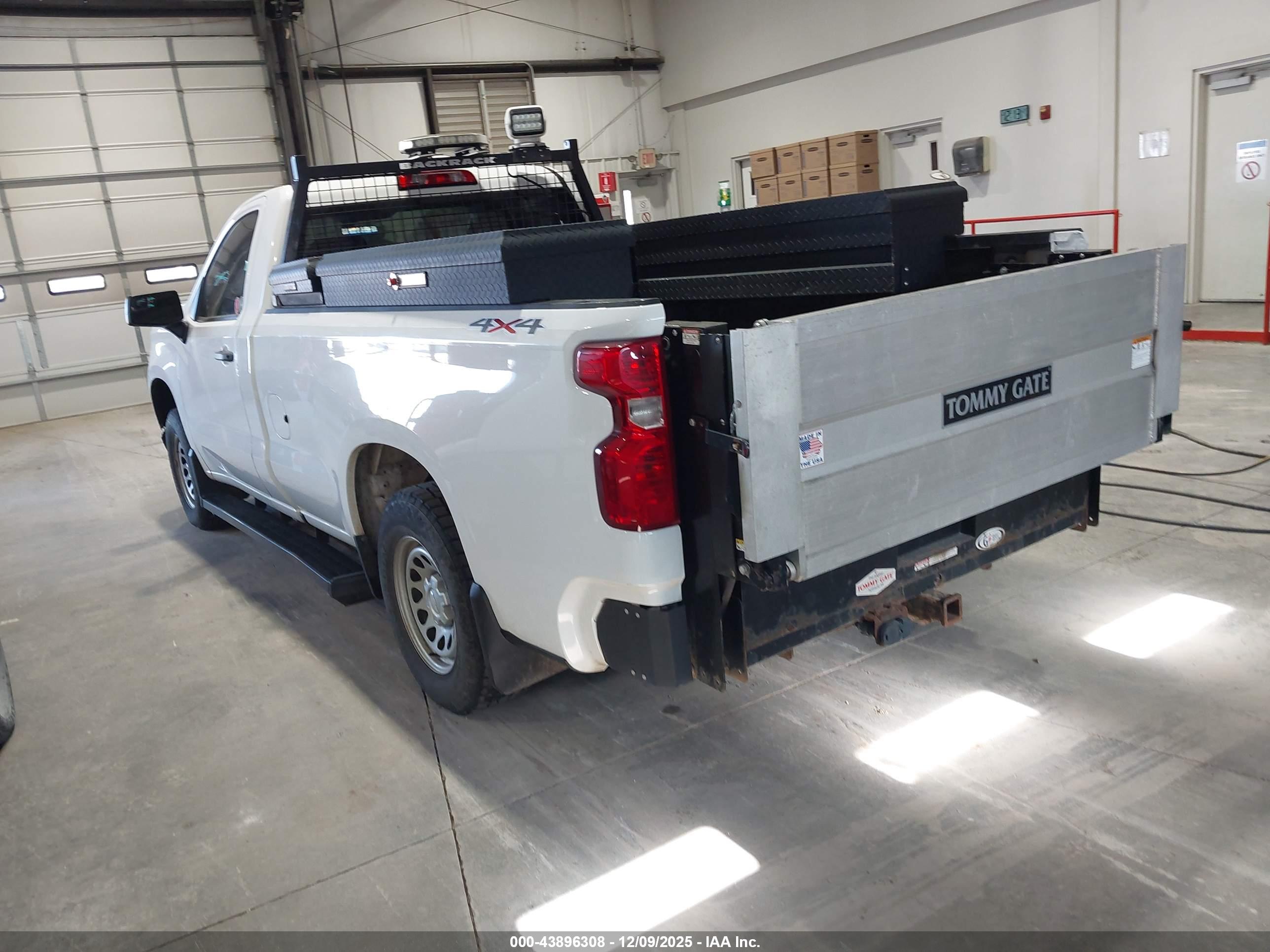 CHEVROLET SILVERADO image 3