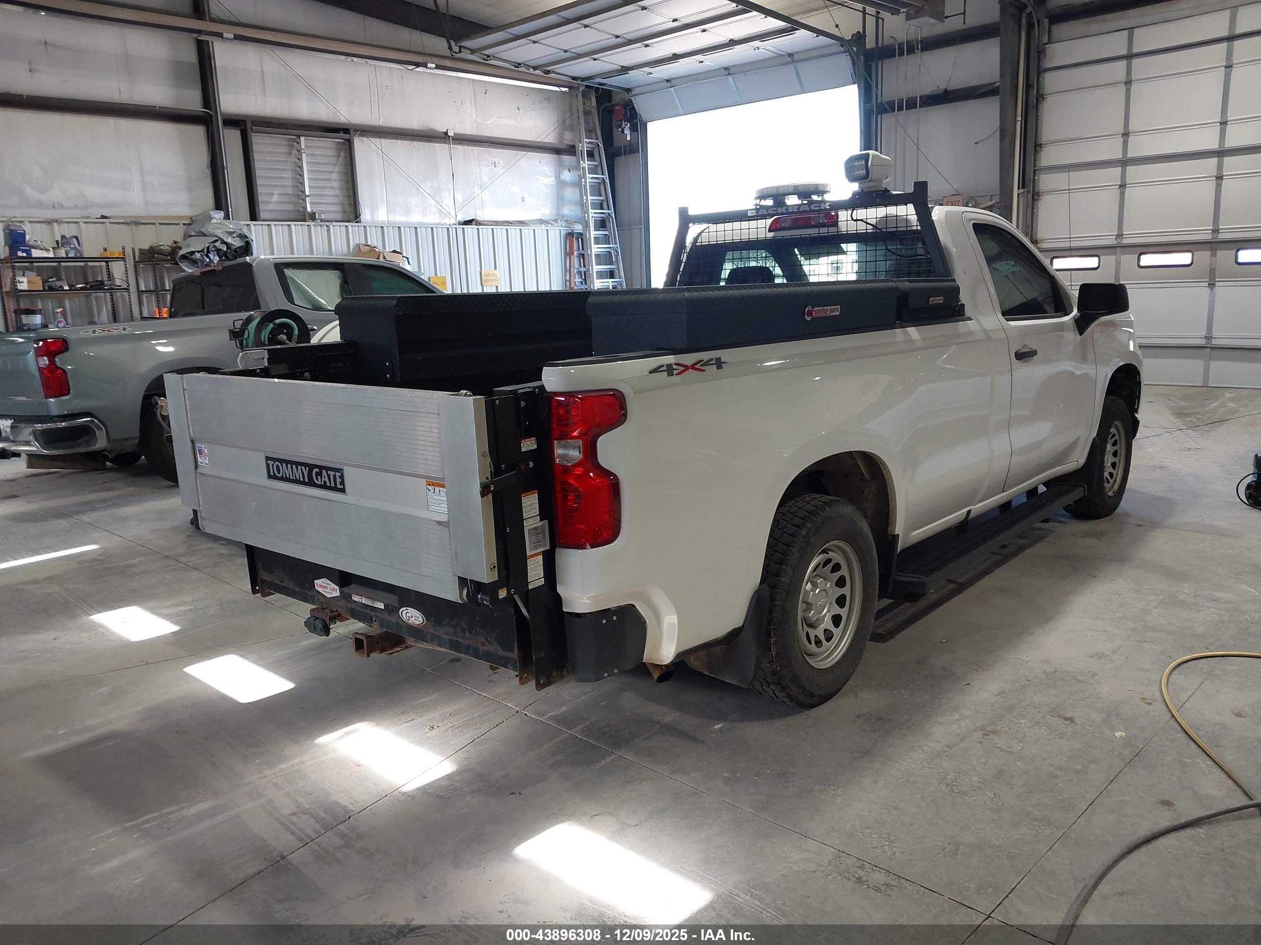 CHEVROLET SILVERADO image 4