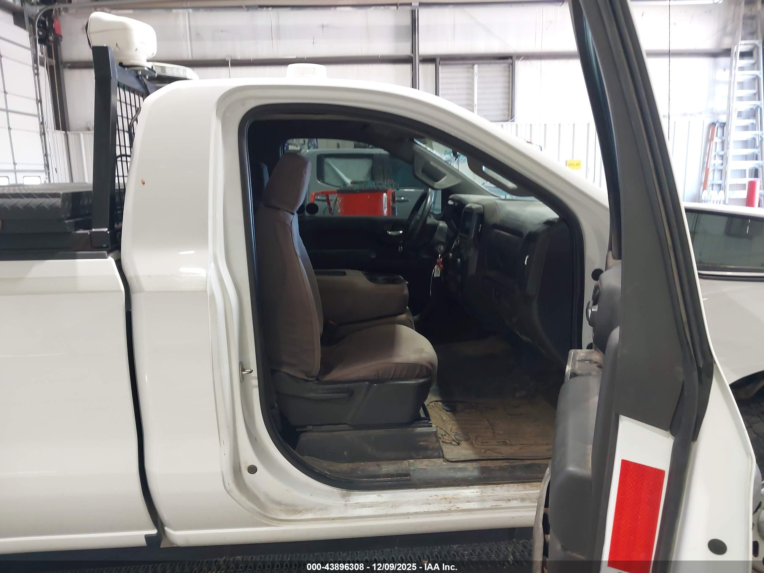 CHEVROLET SILVERADO image 5