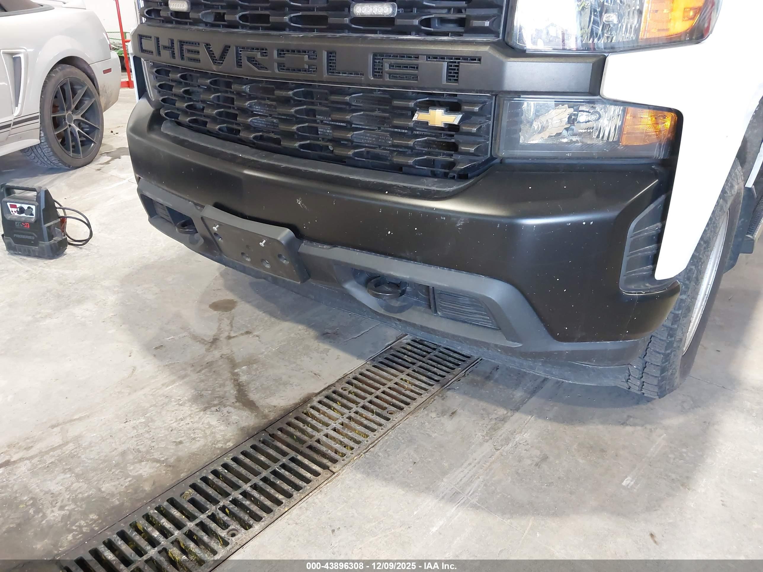 CHEVROLET SILVERADO image 6