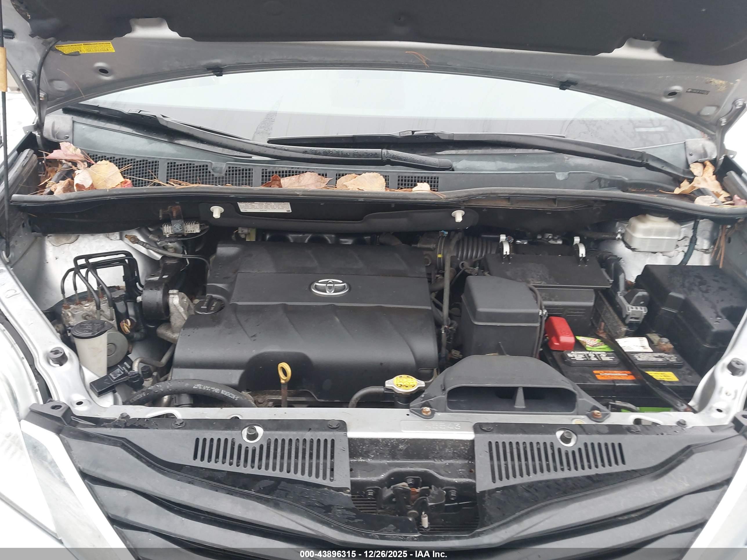 TOYOTA SIENNA image 10