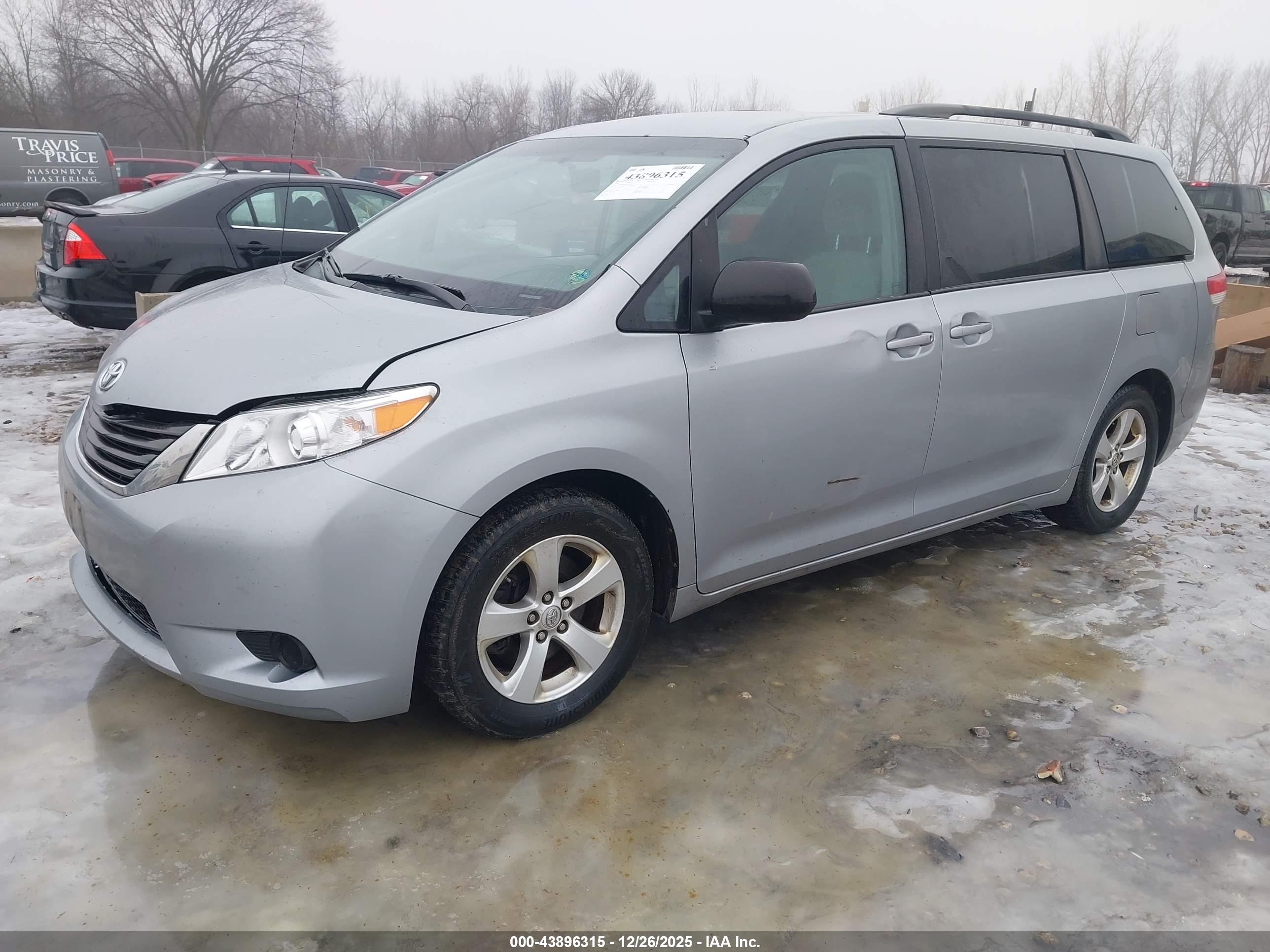 TOYOTA SIENNA image 2