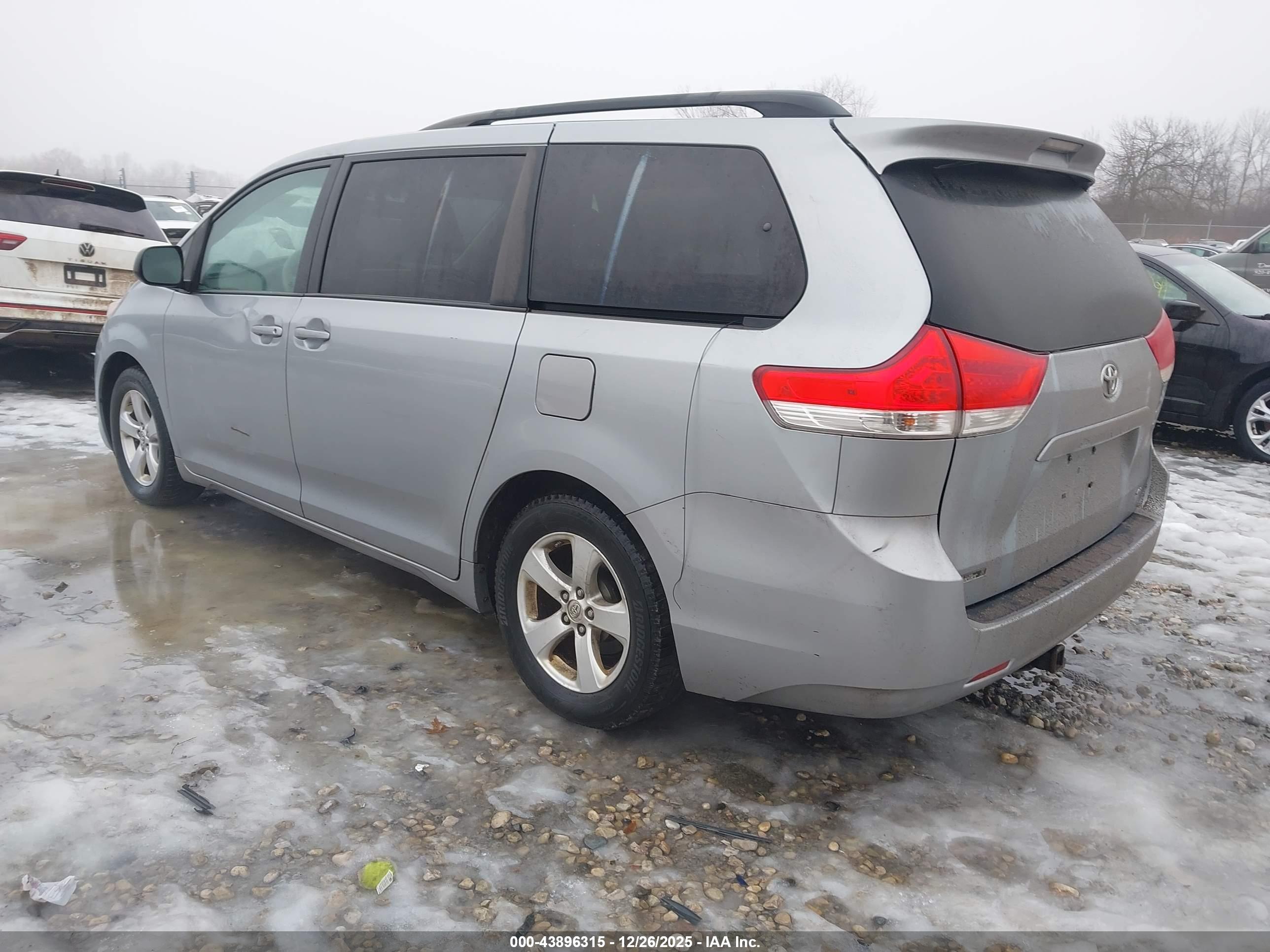 TOYOTA SIENNA image 3