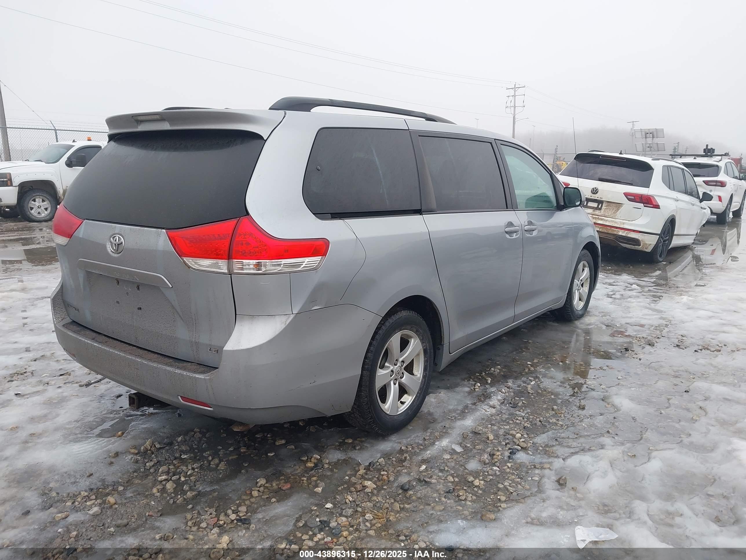 TOYOTA SIENNA image 4