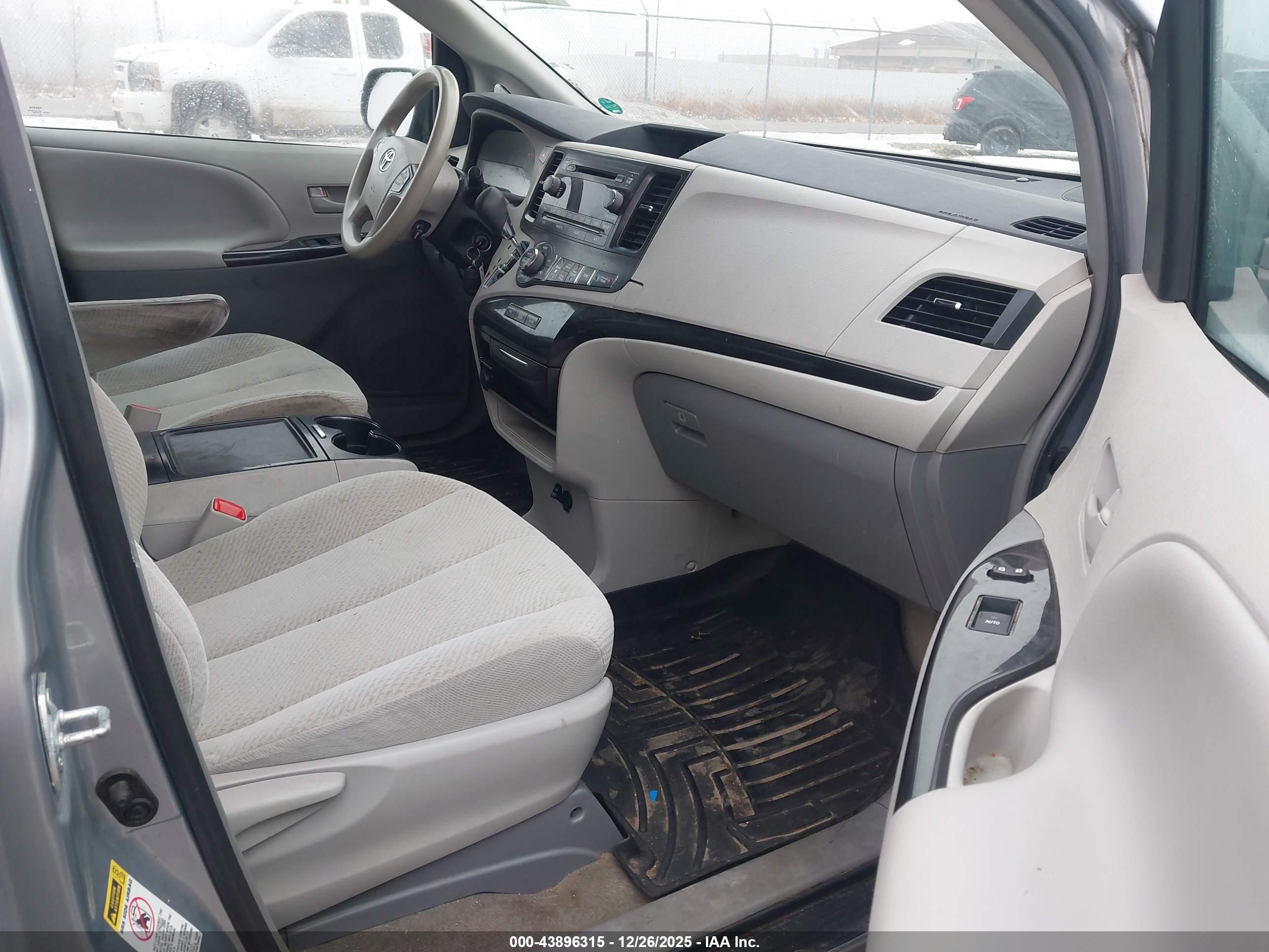 TOYOTA SIENNA image 5