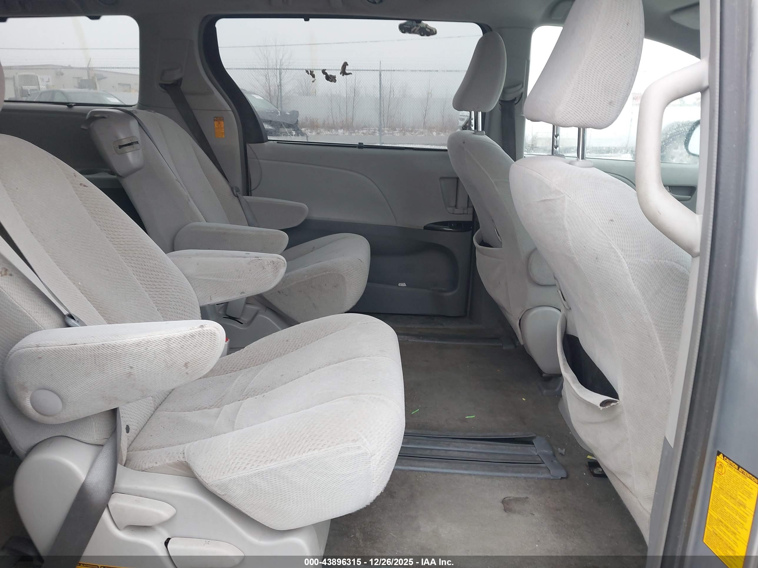 TOYOTA SIENNA image 8