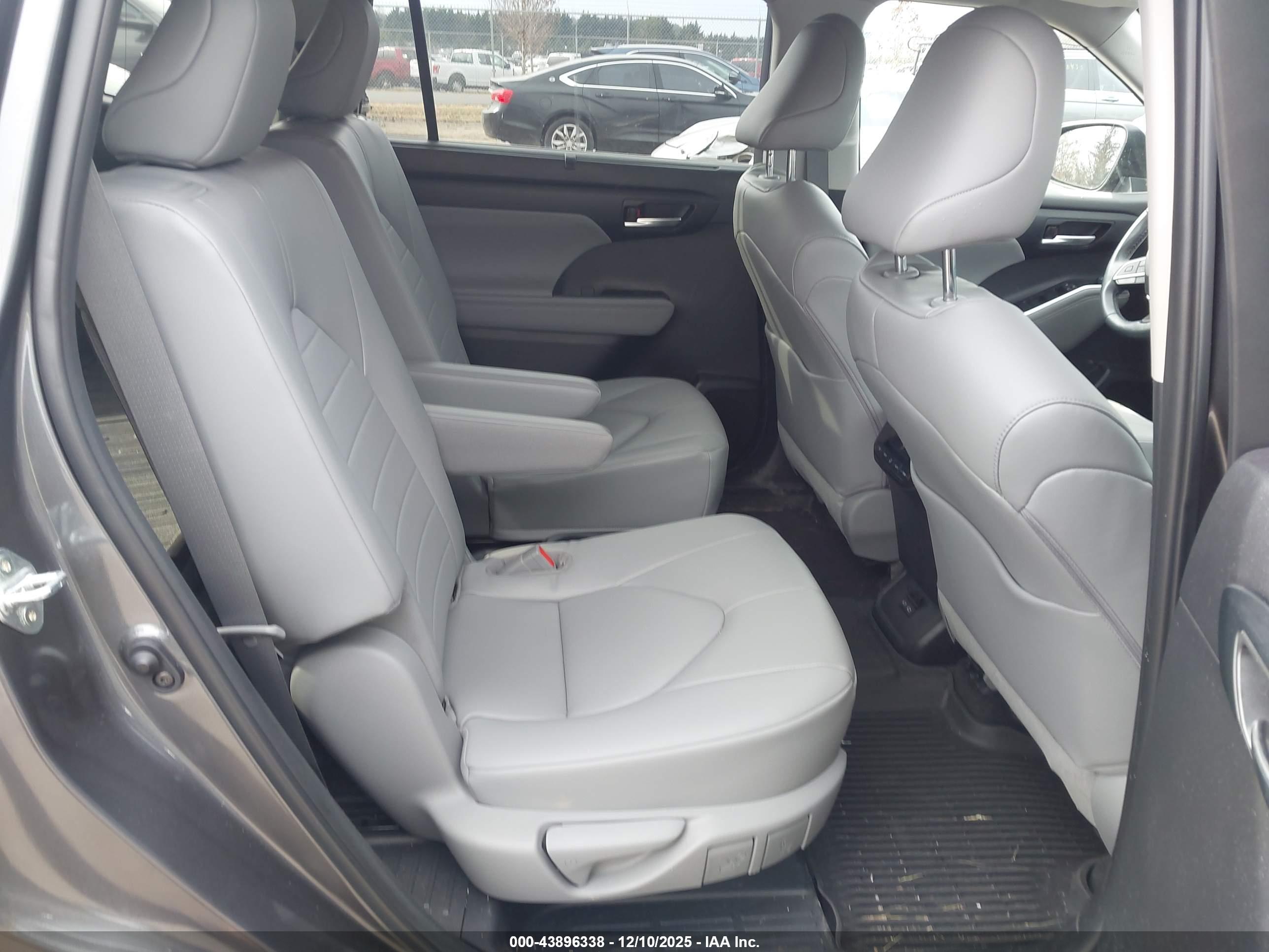 TOYOTA HIGHLANDER image 8