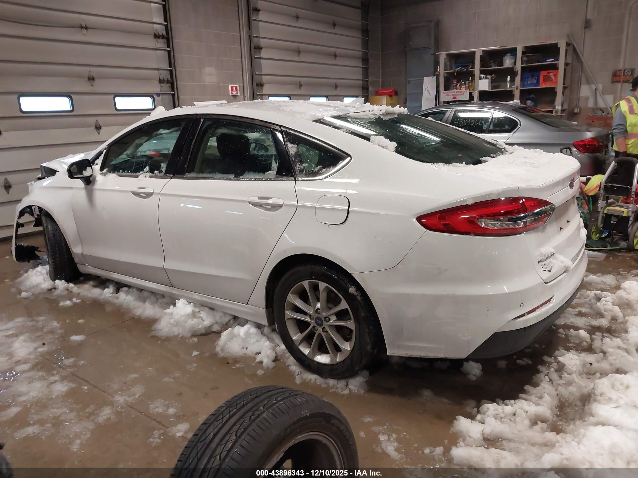 FORD FUSION image 3