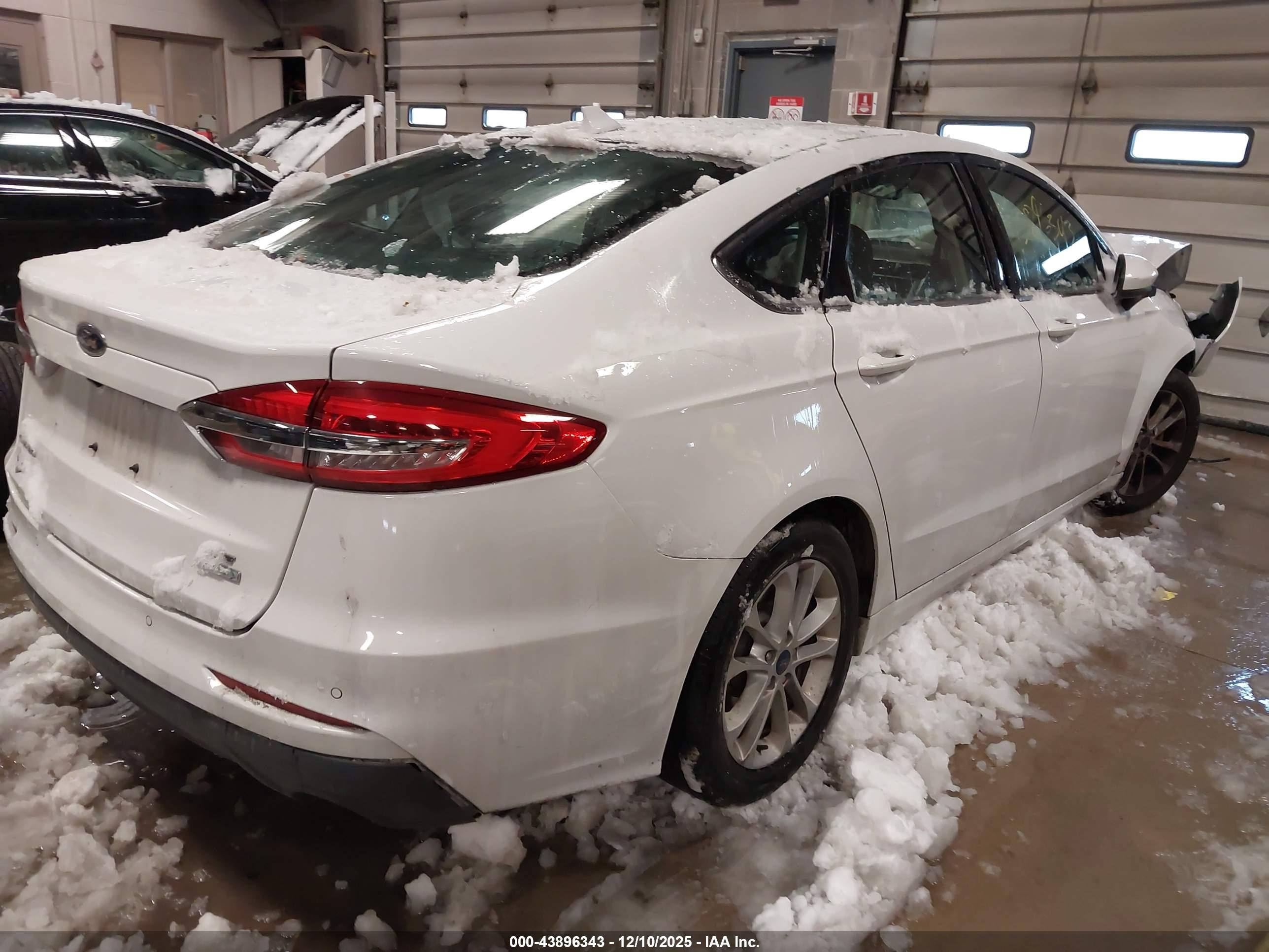 FORD FUSION image 4