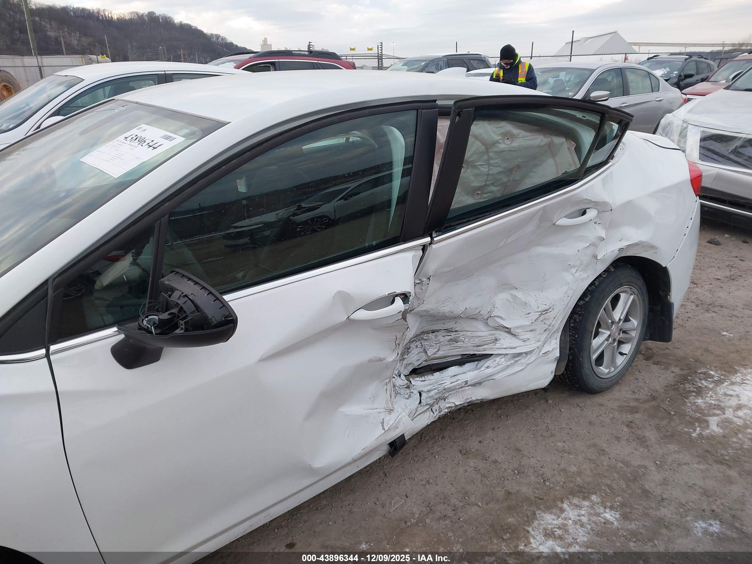 CHEVROLET CRUZE image 6