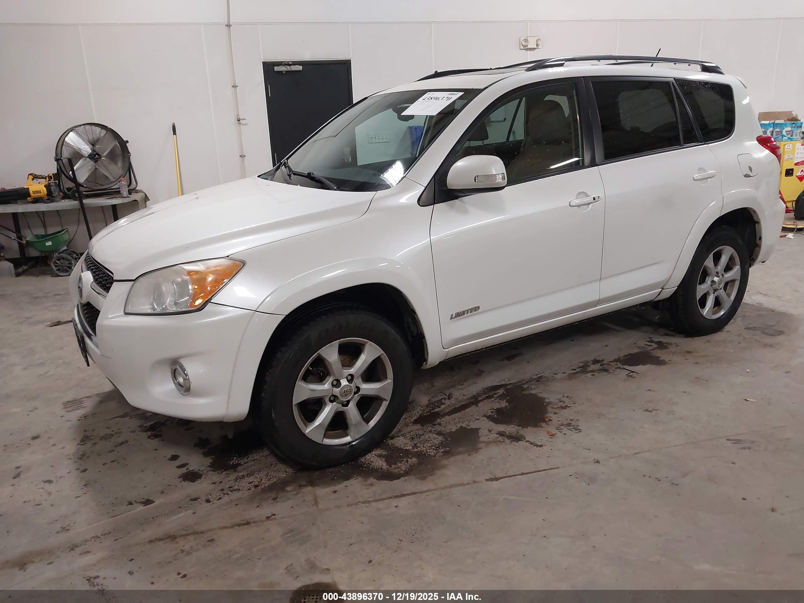 TOYOTA RAV4 image 2