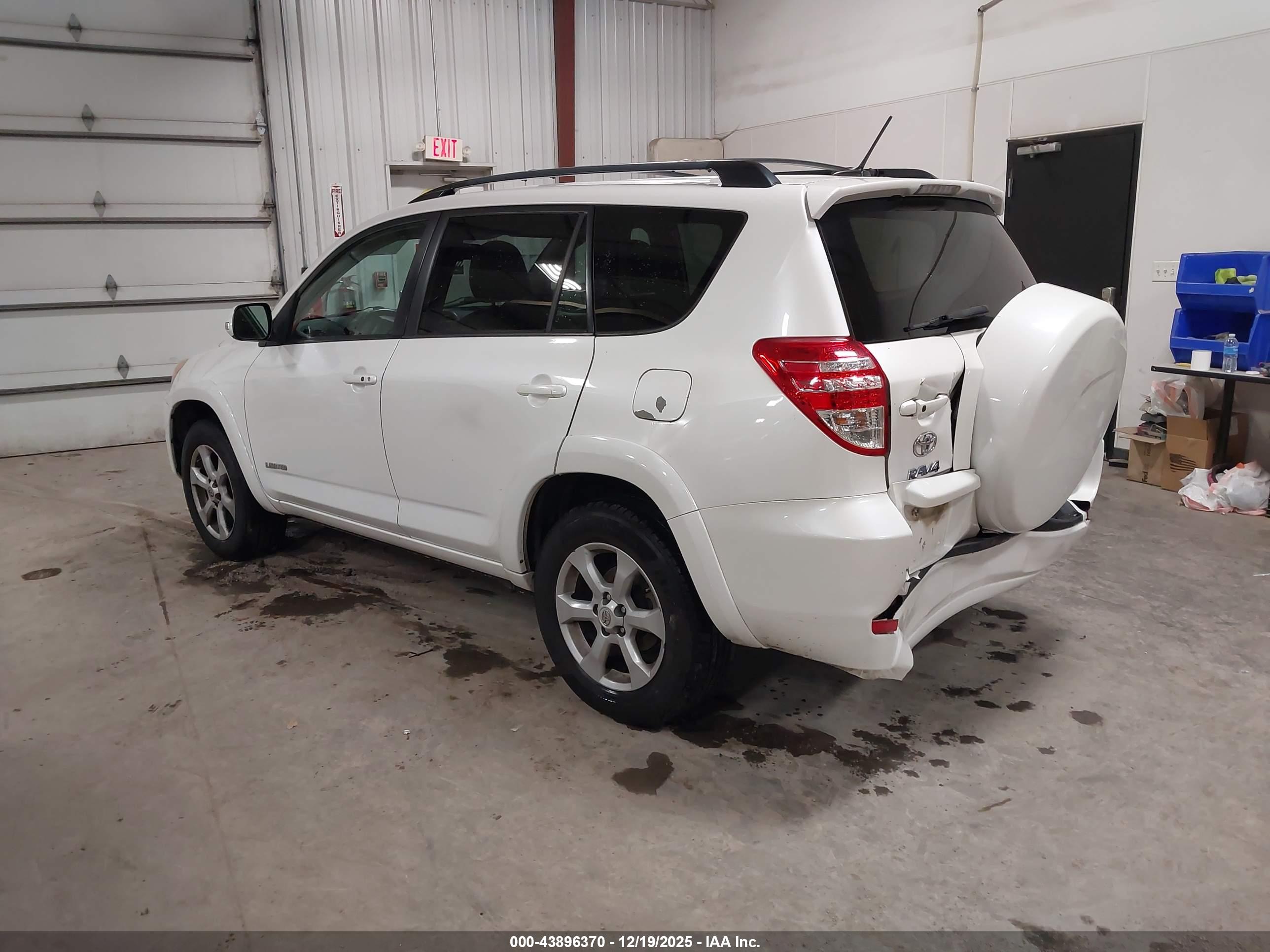TOYOTA RAV4 image 3