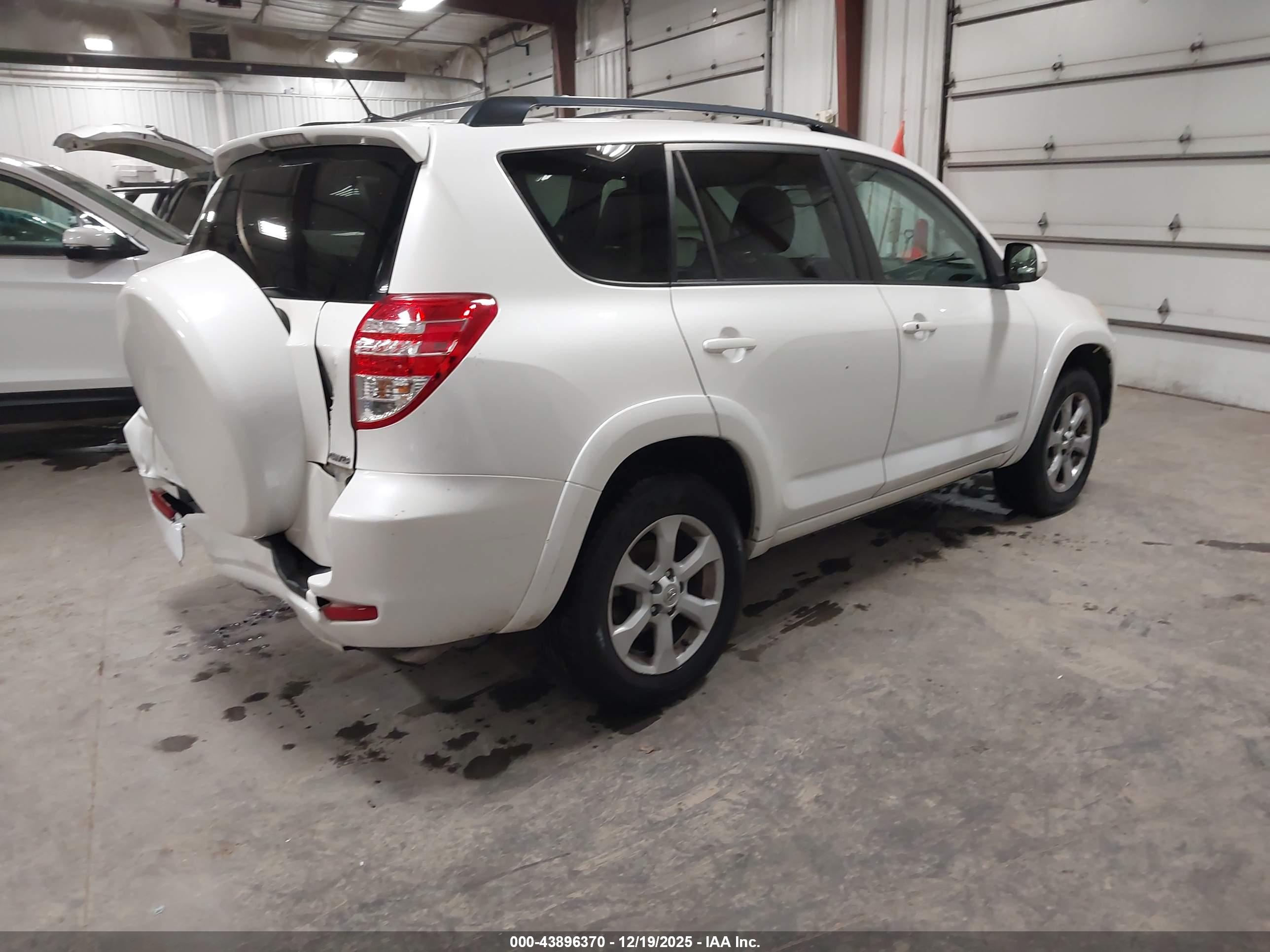 TOYOTA RAV4 image 4