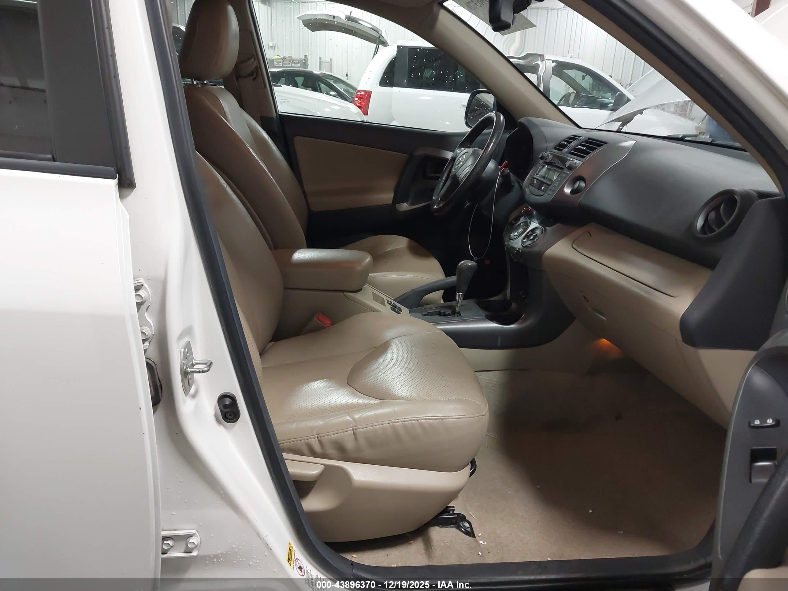 TOYOTA RAV4 image 5