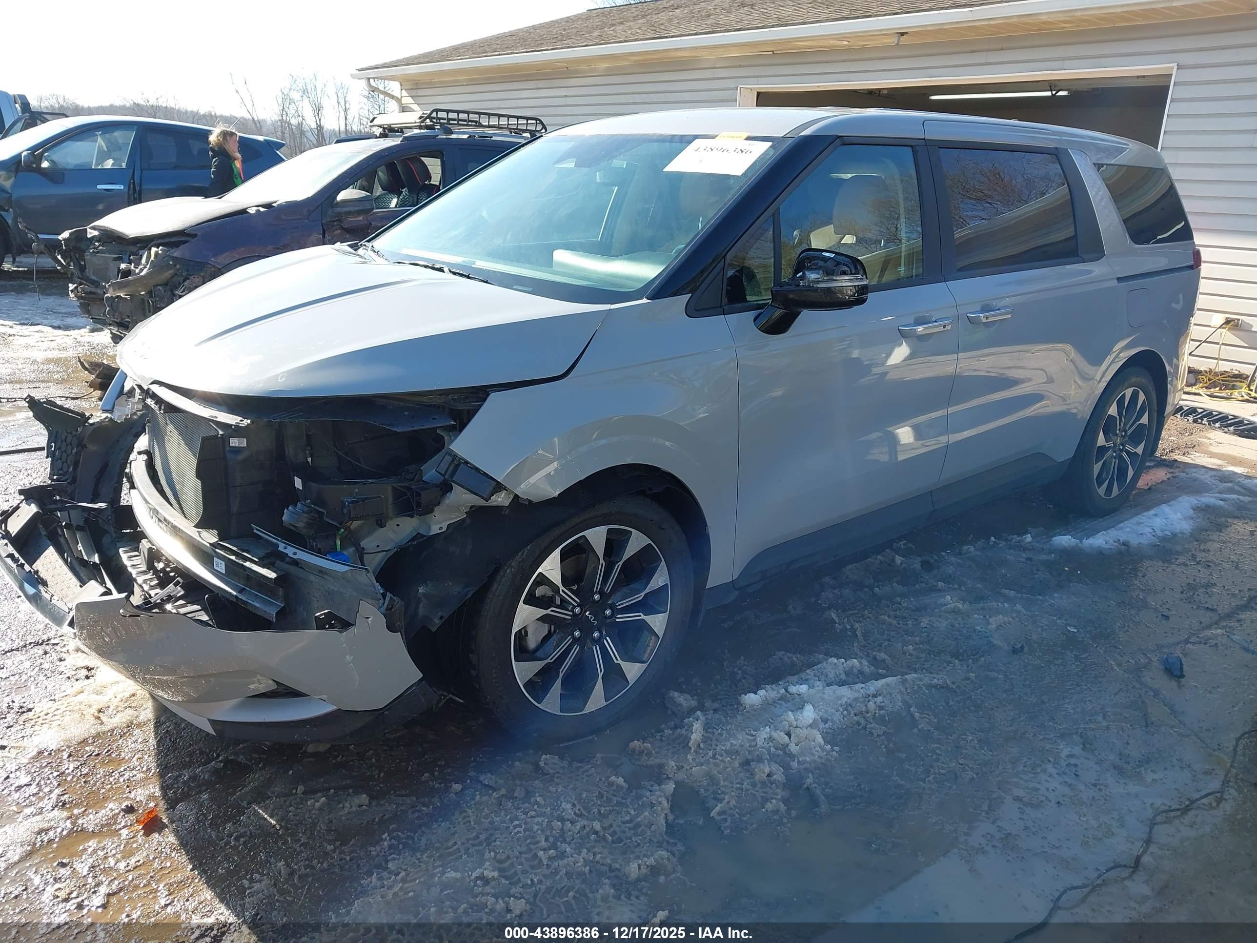 KIA CARNIVAL image 2