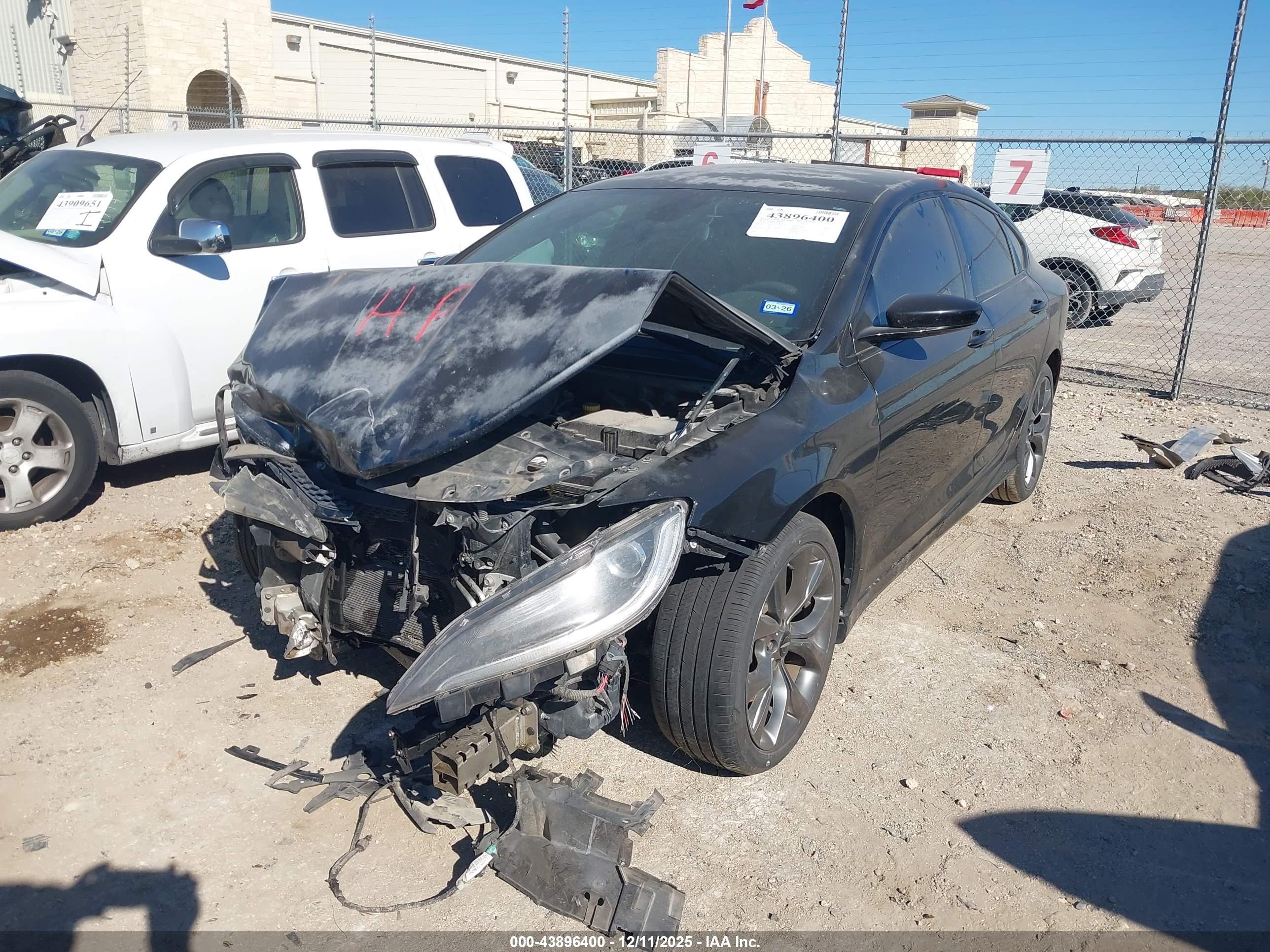 CHRYSLER 200 image 6