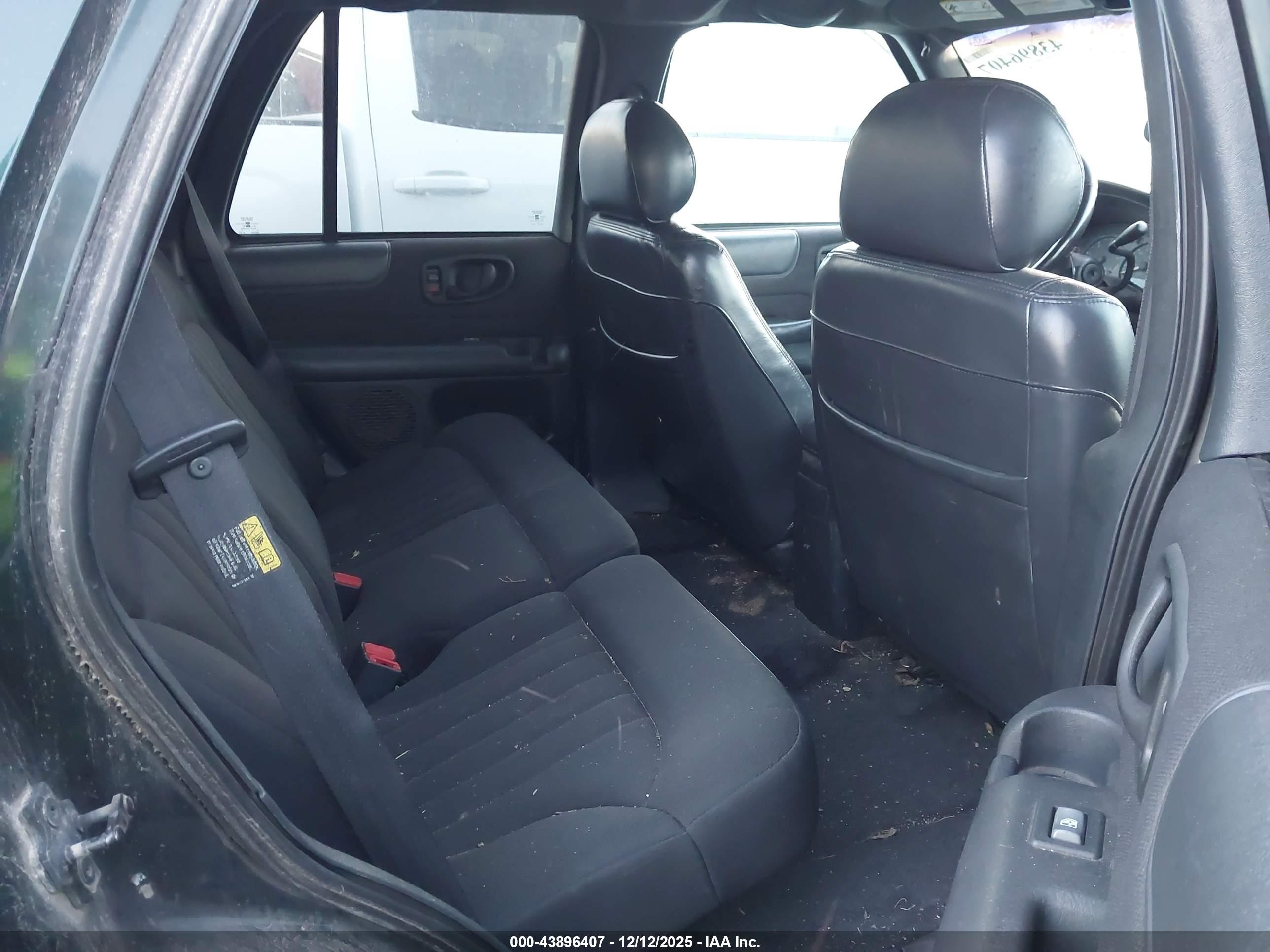 CHEVROLET BLAZER image 8