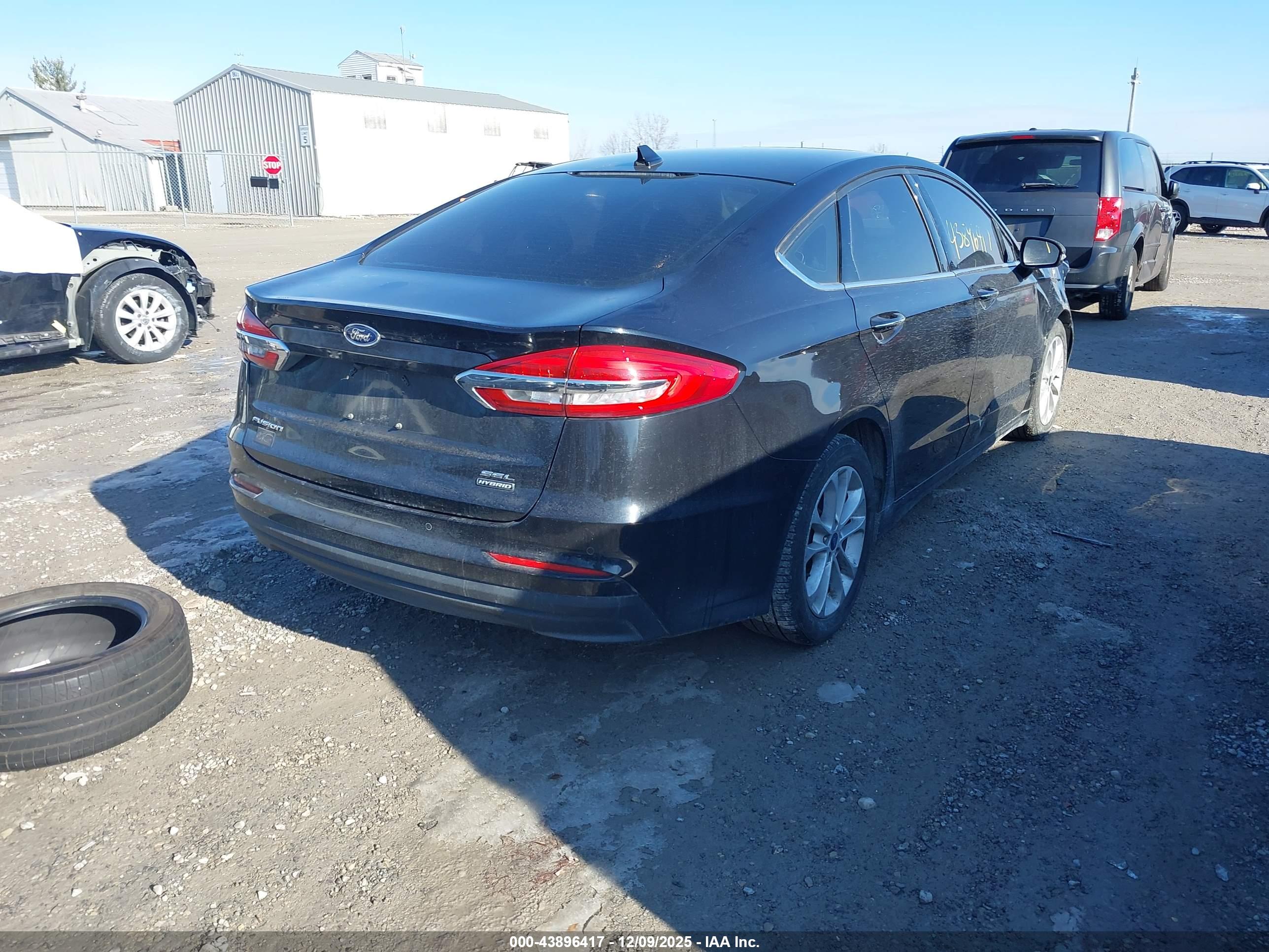 FORD FUSION image 4
