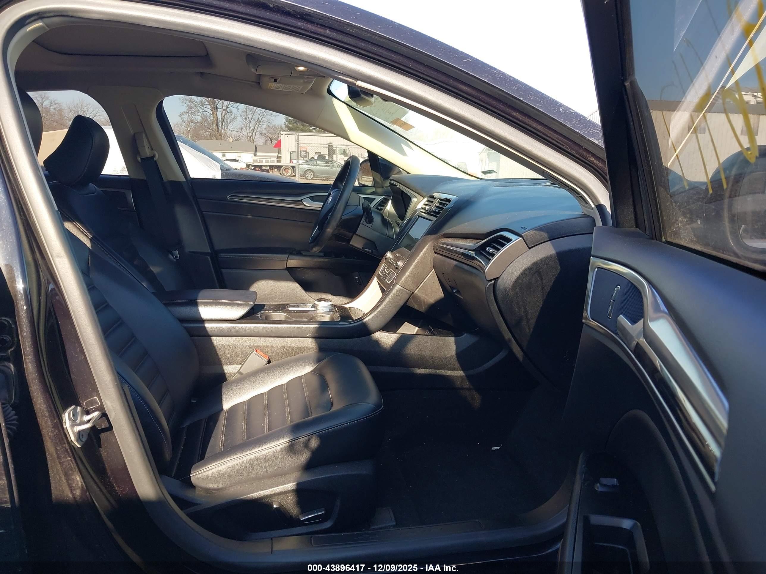 FORD FUSION image 5