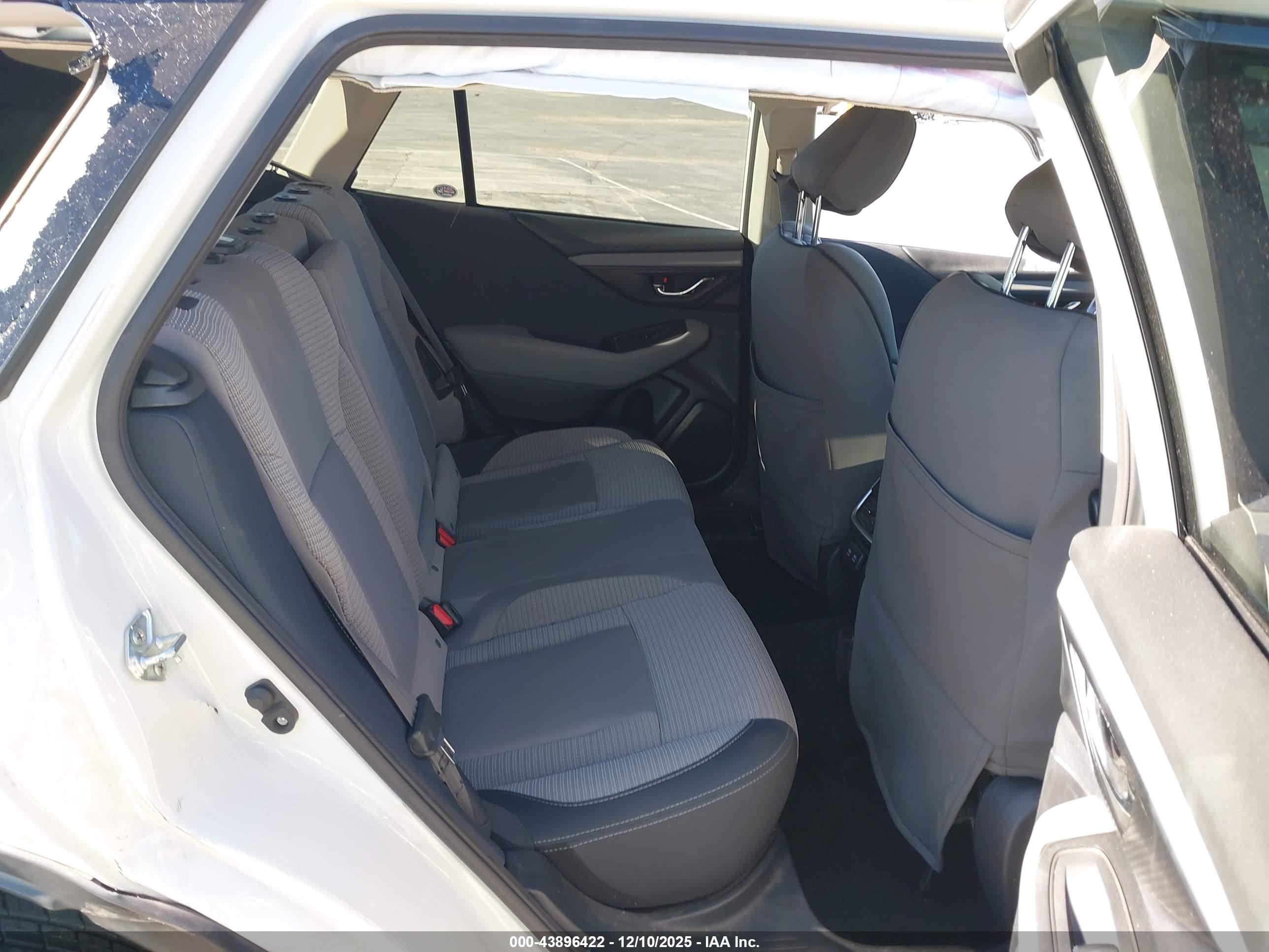 SUBARU OUTBACK image 8