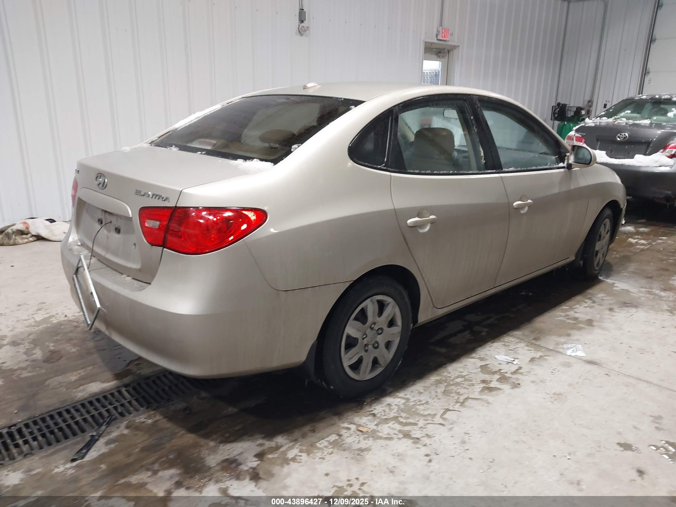 HYUNDAI ELANTRA image 4