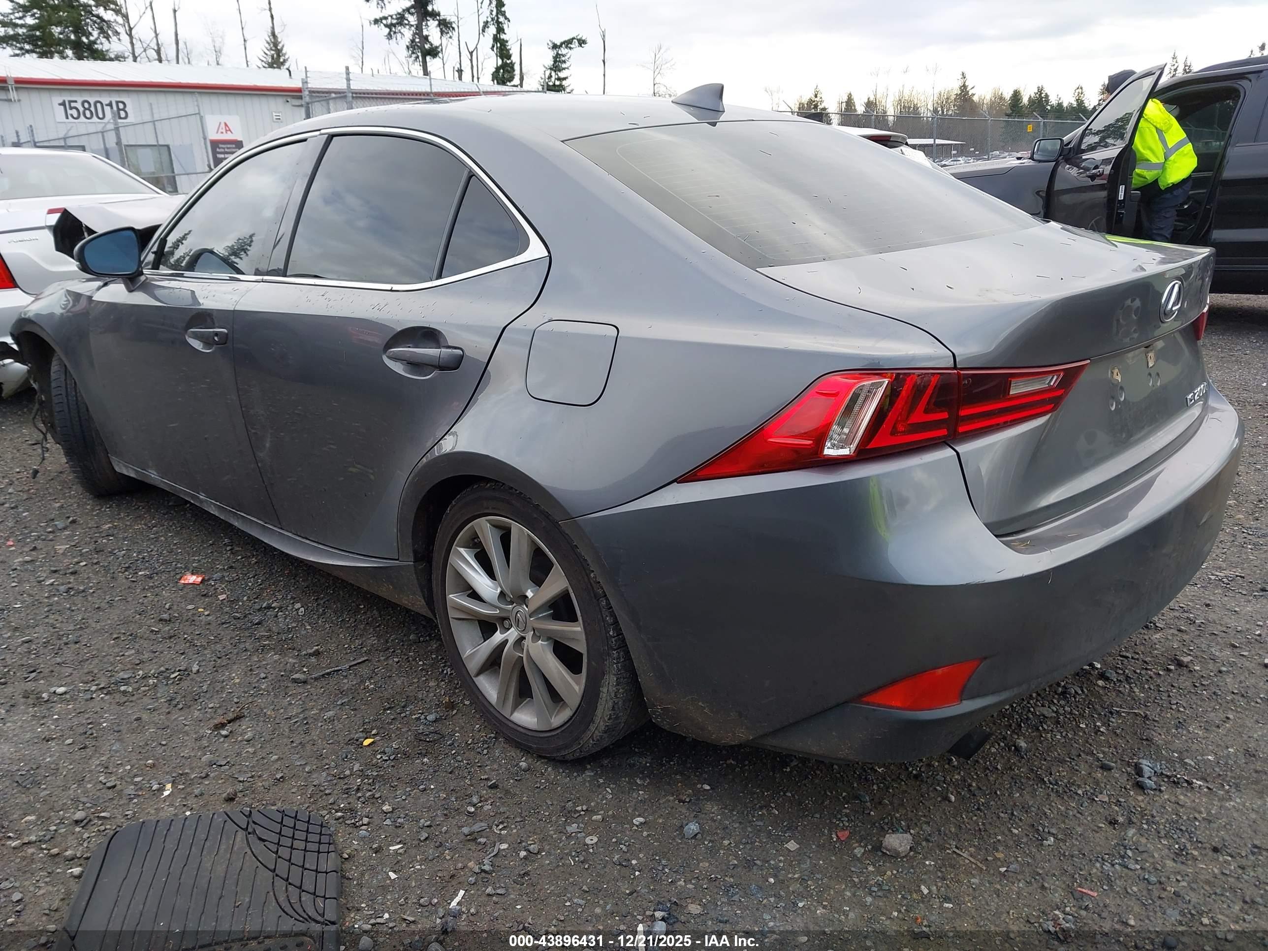 LEXUS IS image 3