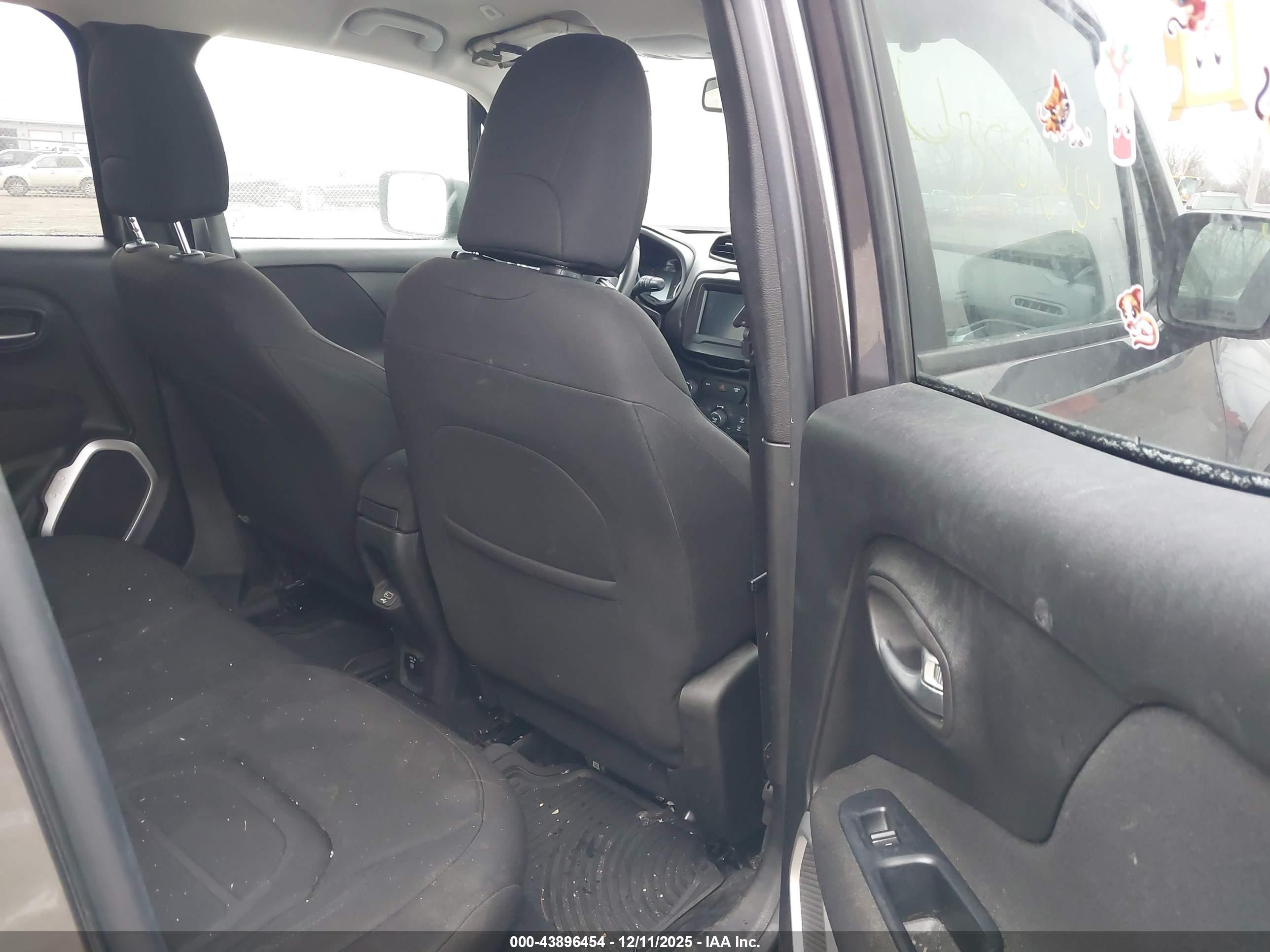 JEEP RENEGADE image 8