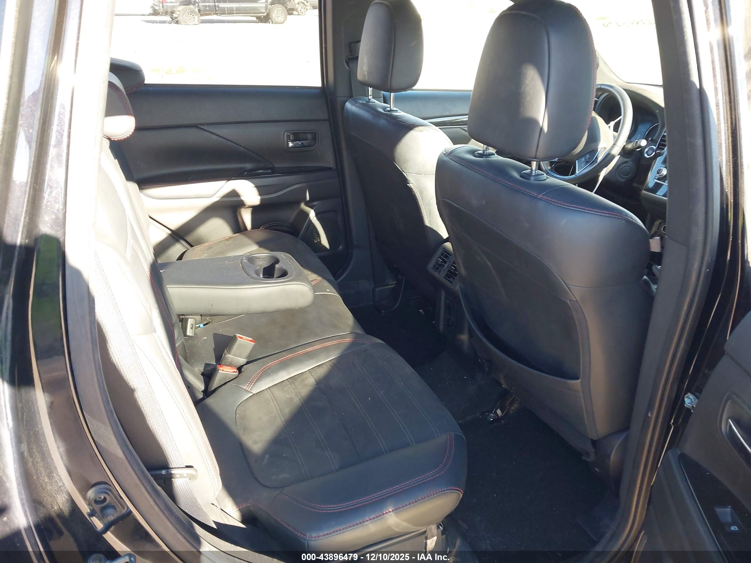 MITSUBISHI OUTLANDER image 8