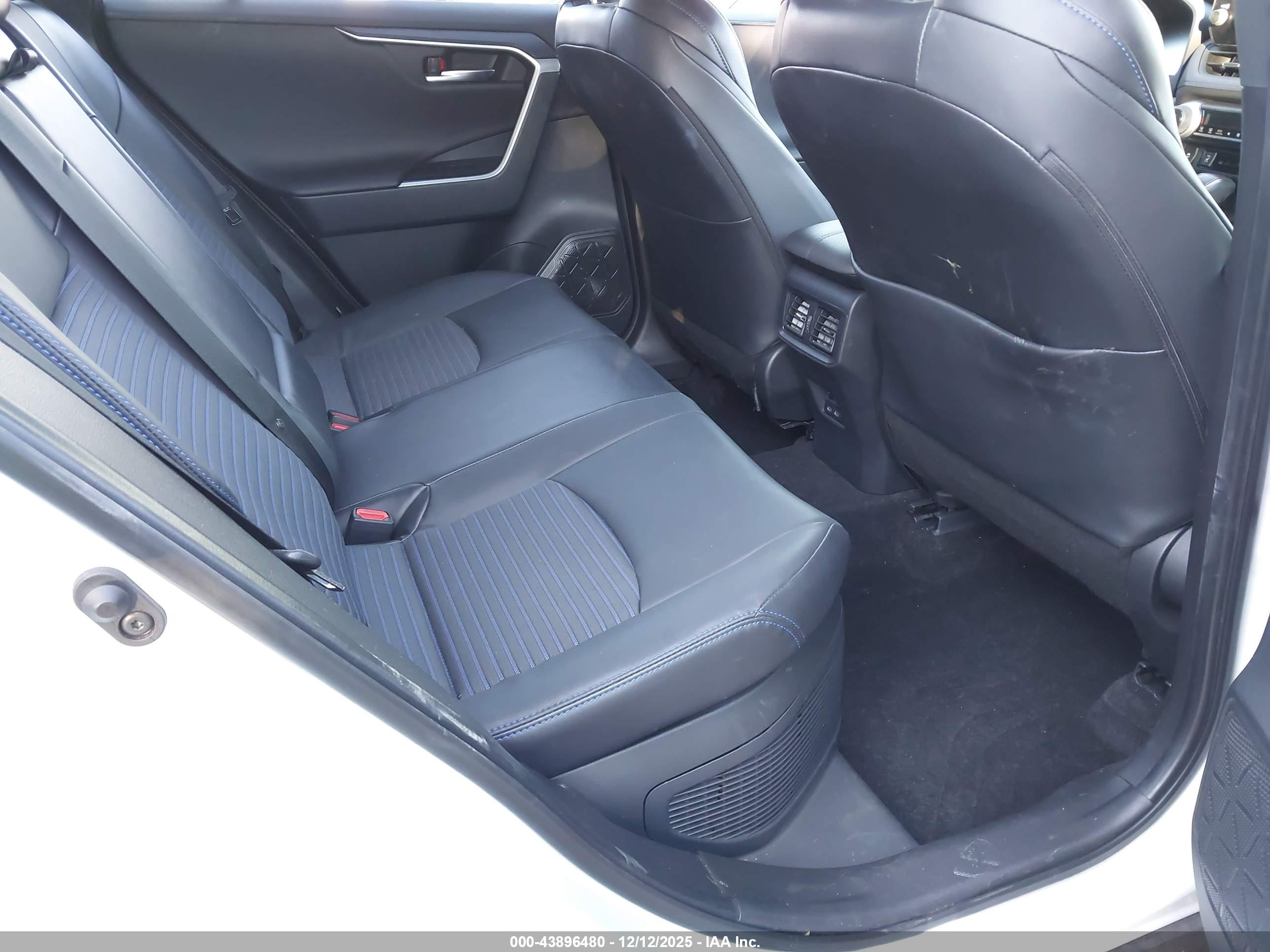 TOYOTA RAV4 image 8