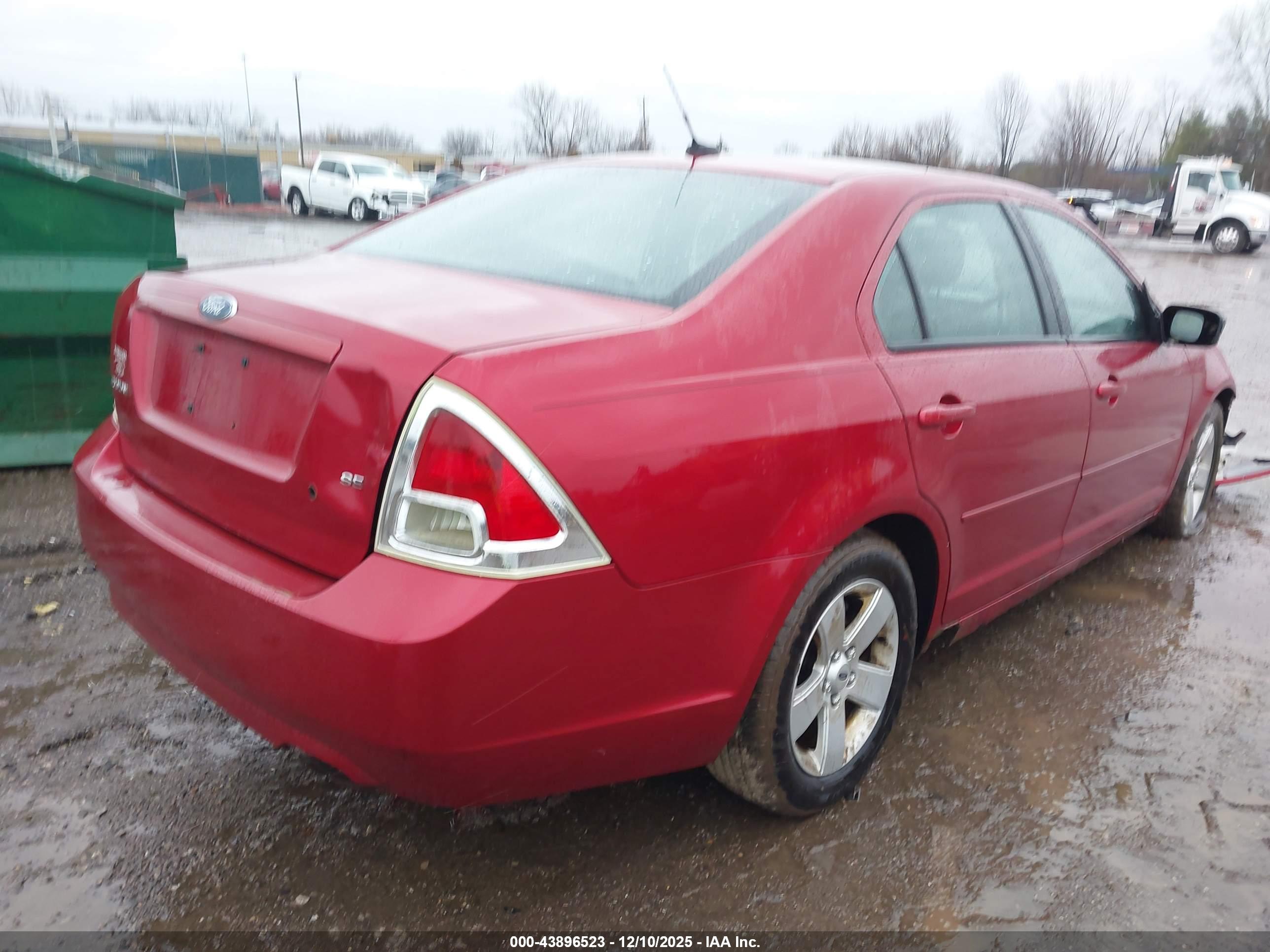 FORD FUSION image 4