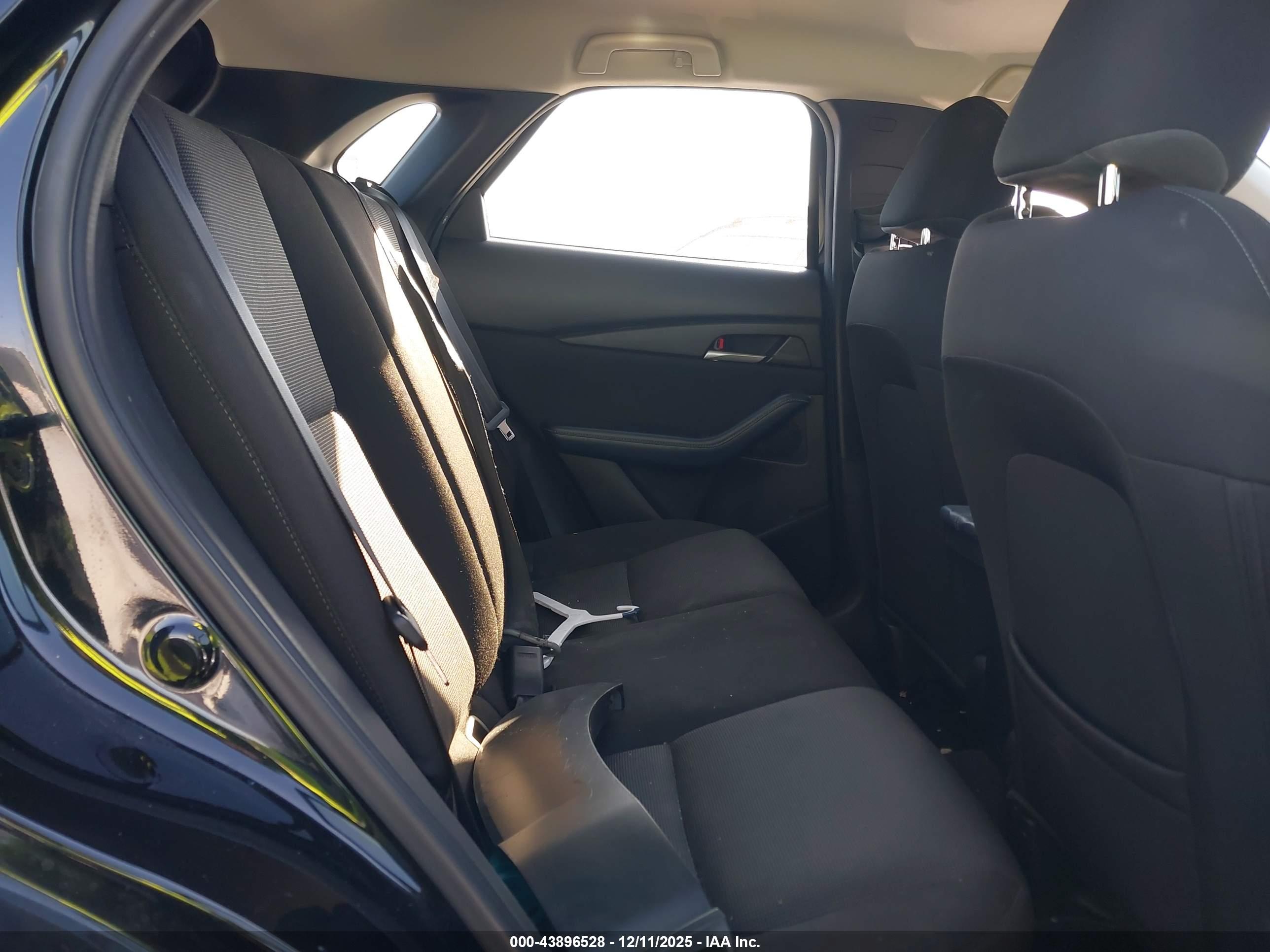 MAZDA CX-30 image 8