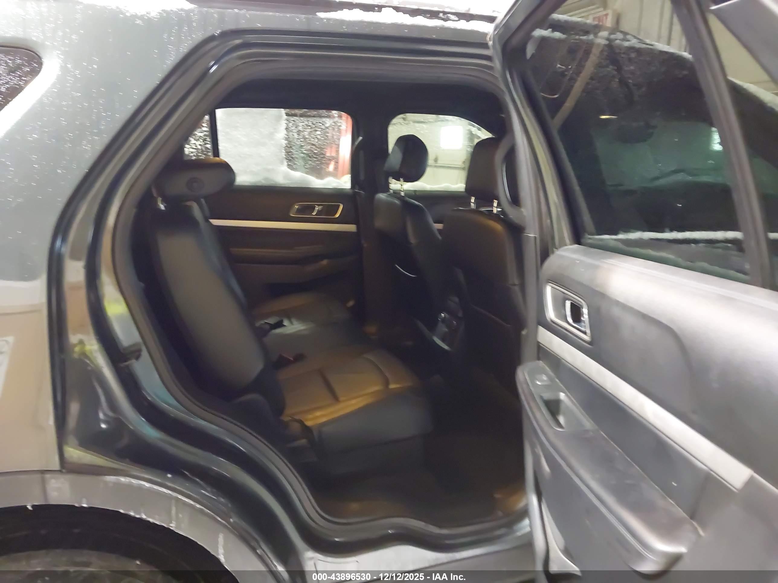 FORD EXPLORER image 8
