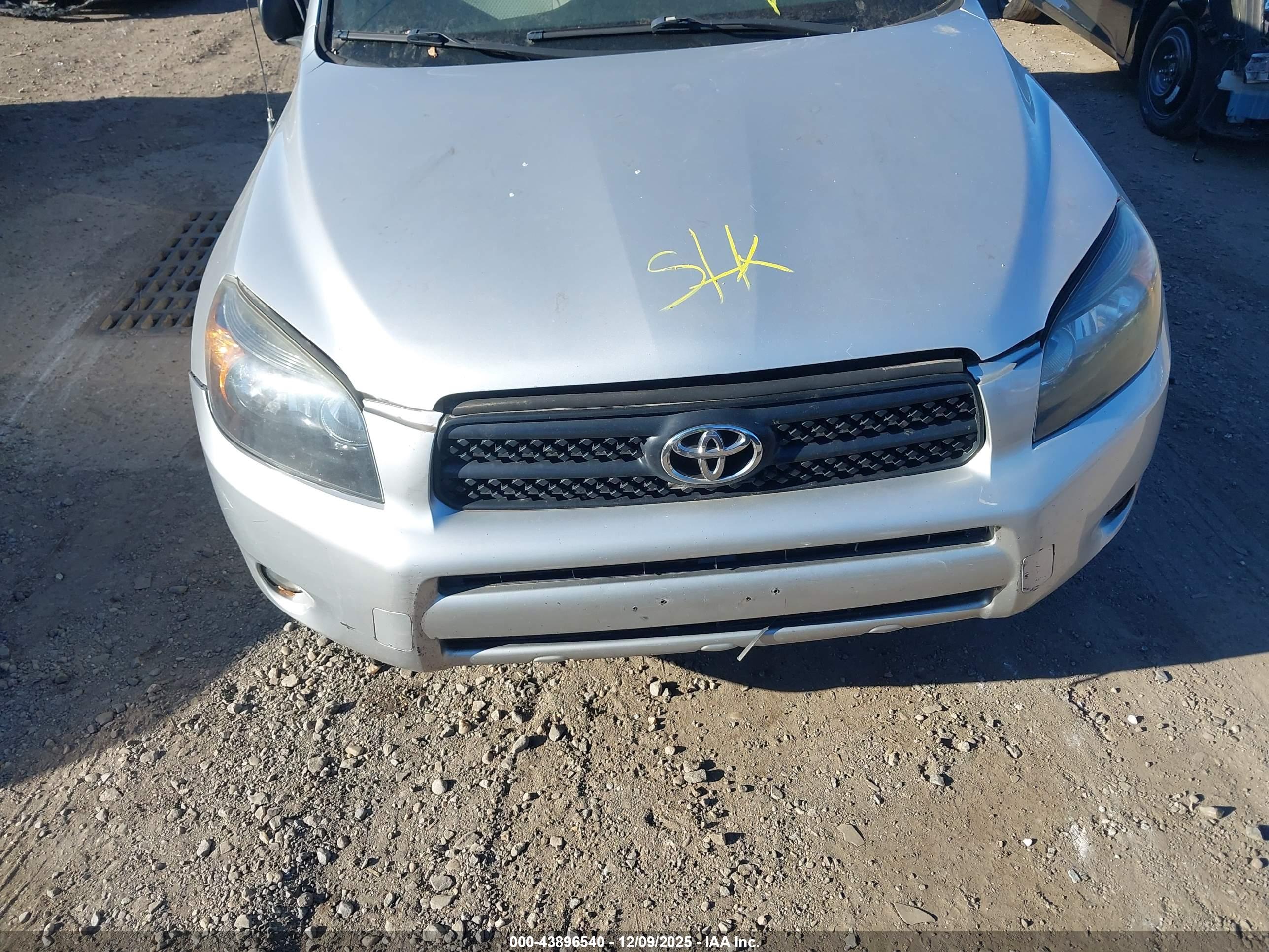 TOYOTA RAV4 image 10