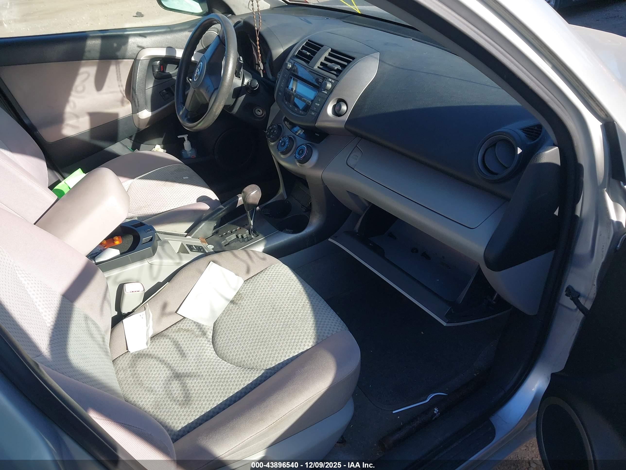 TOYOTA RAV4 image 5