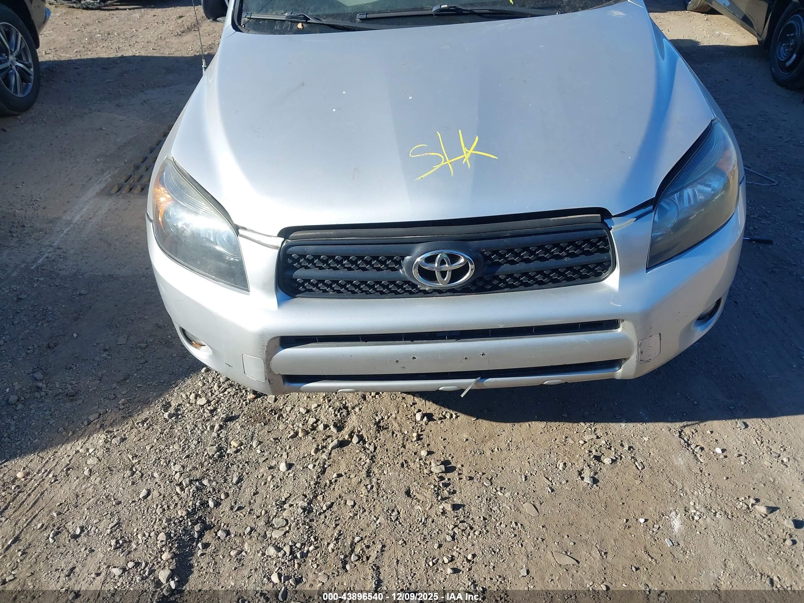 TOYOTA RAV4 image 6