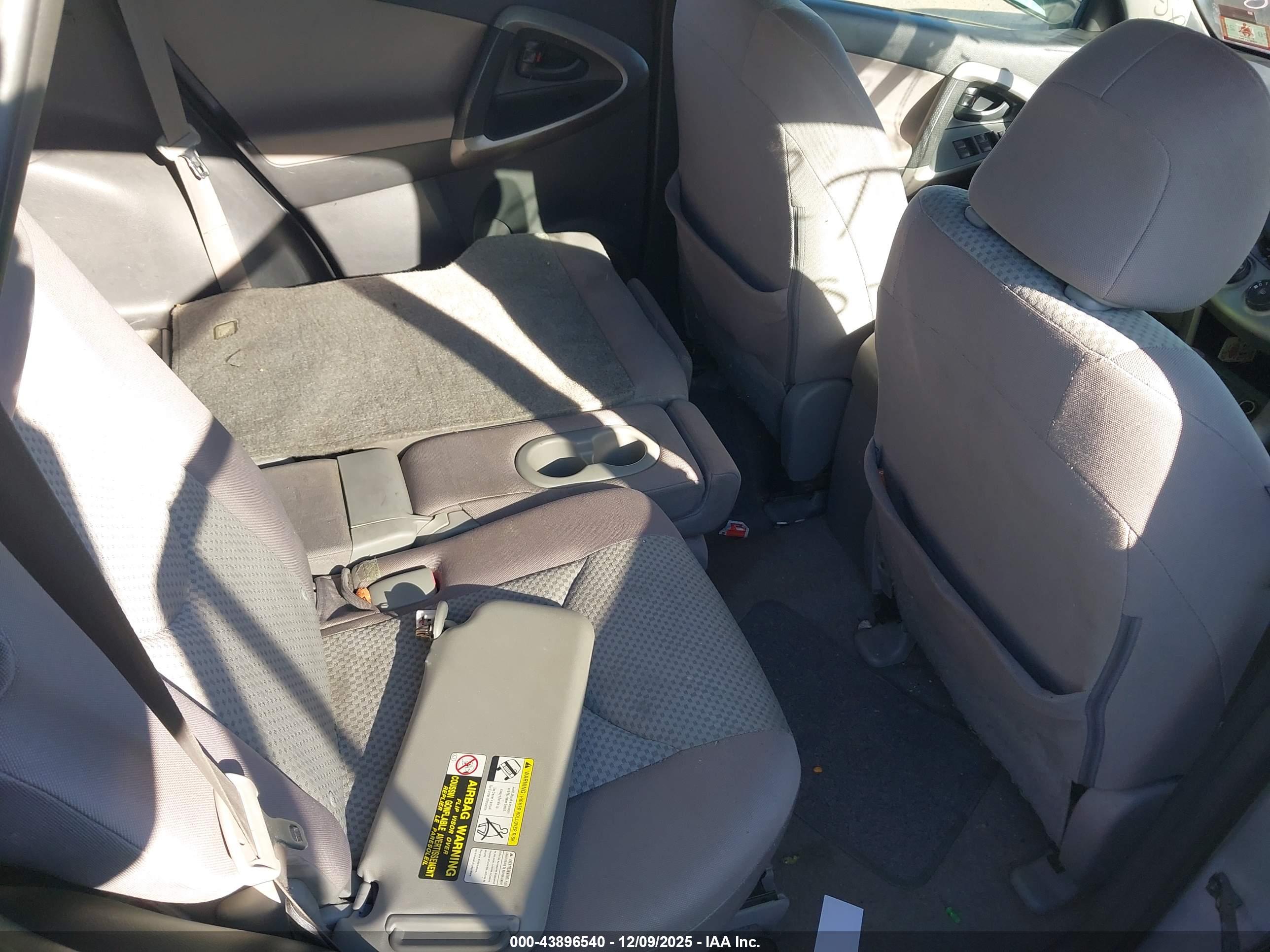TOYOTA RAV4 image 8
