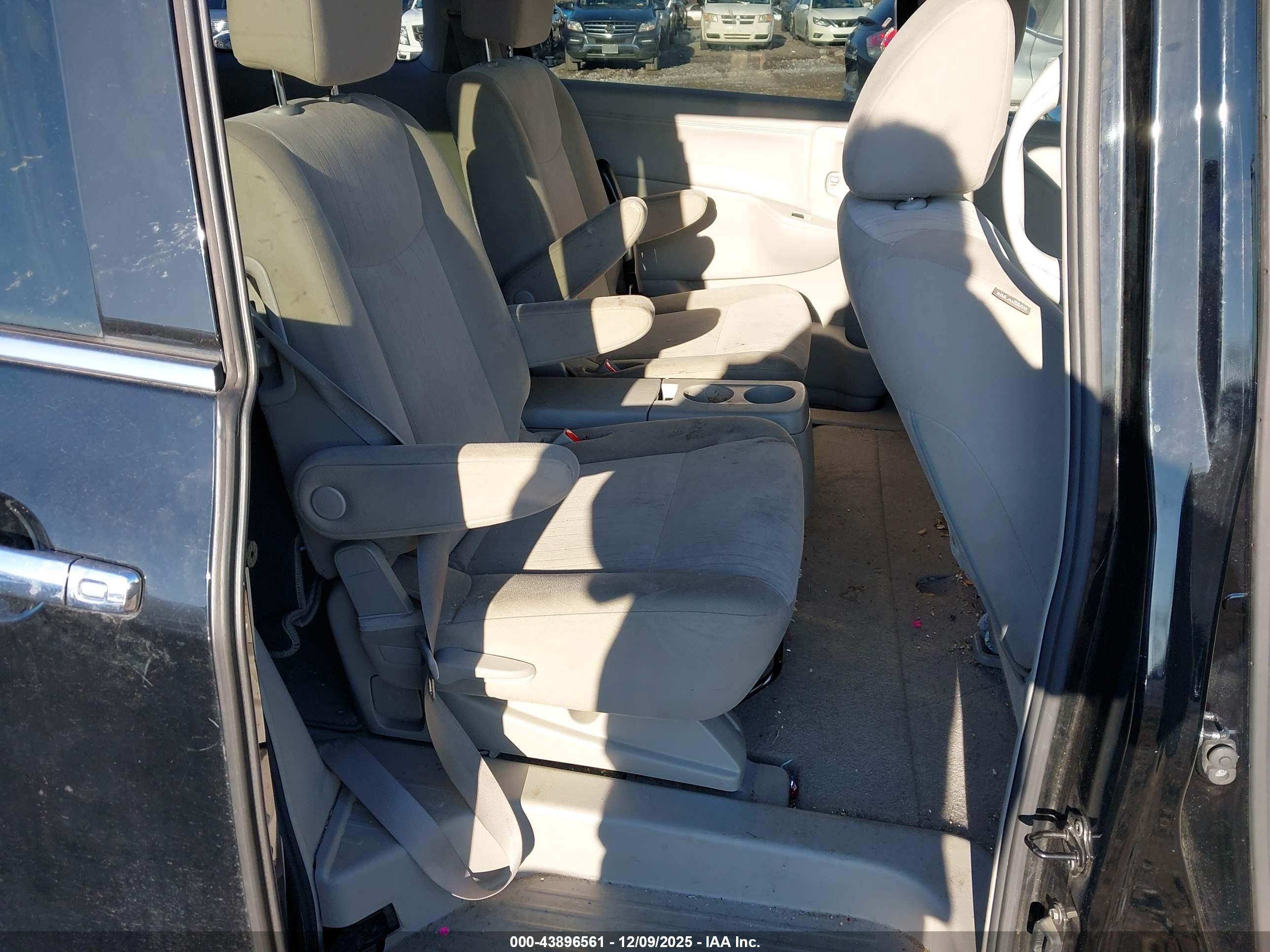 NISSAN QUEST image 8
