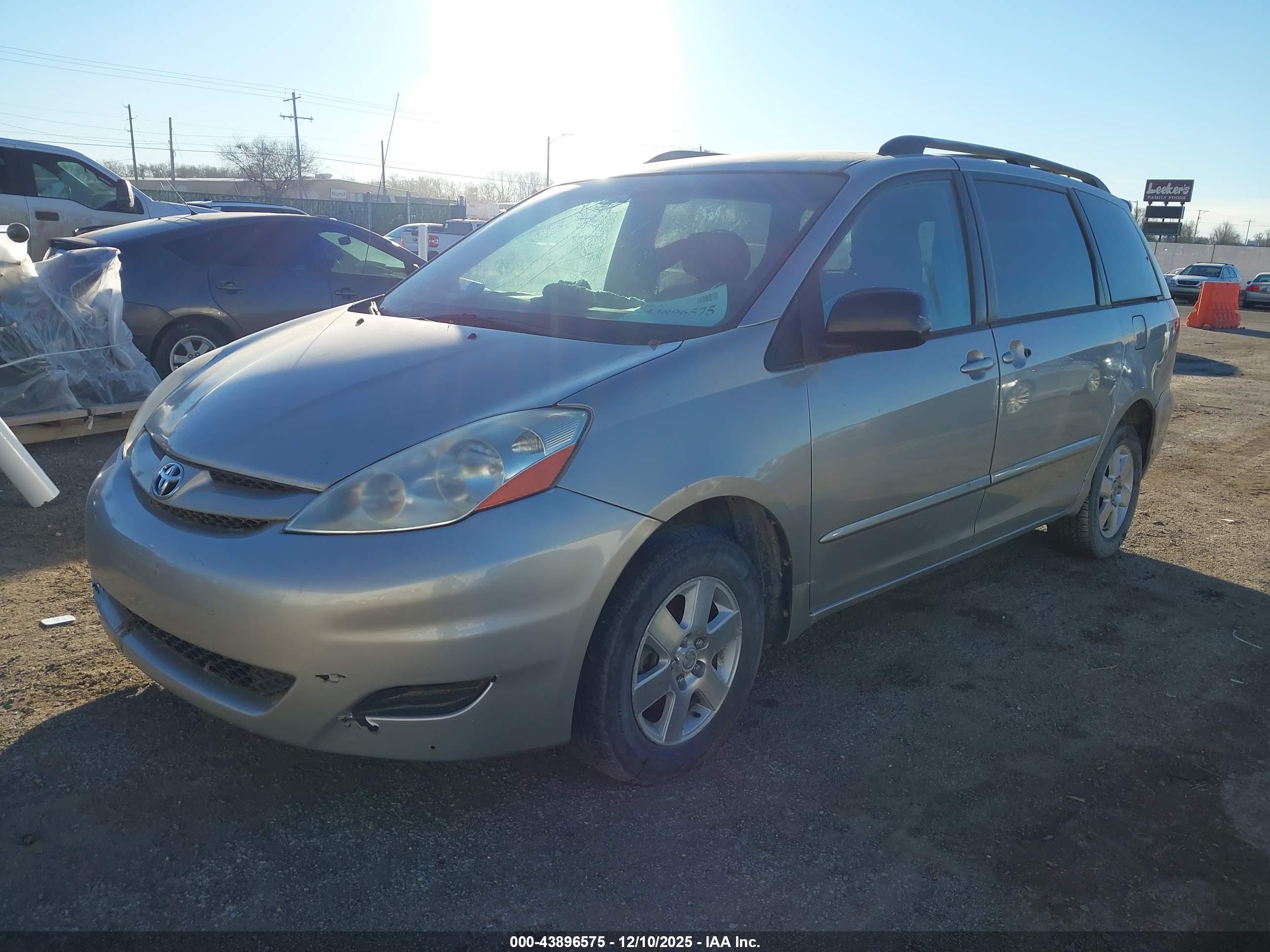 TOYOTA SIENNA image 2