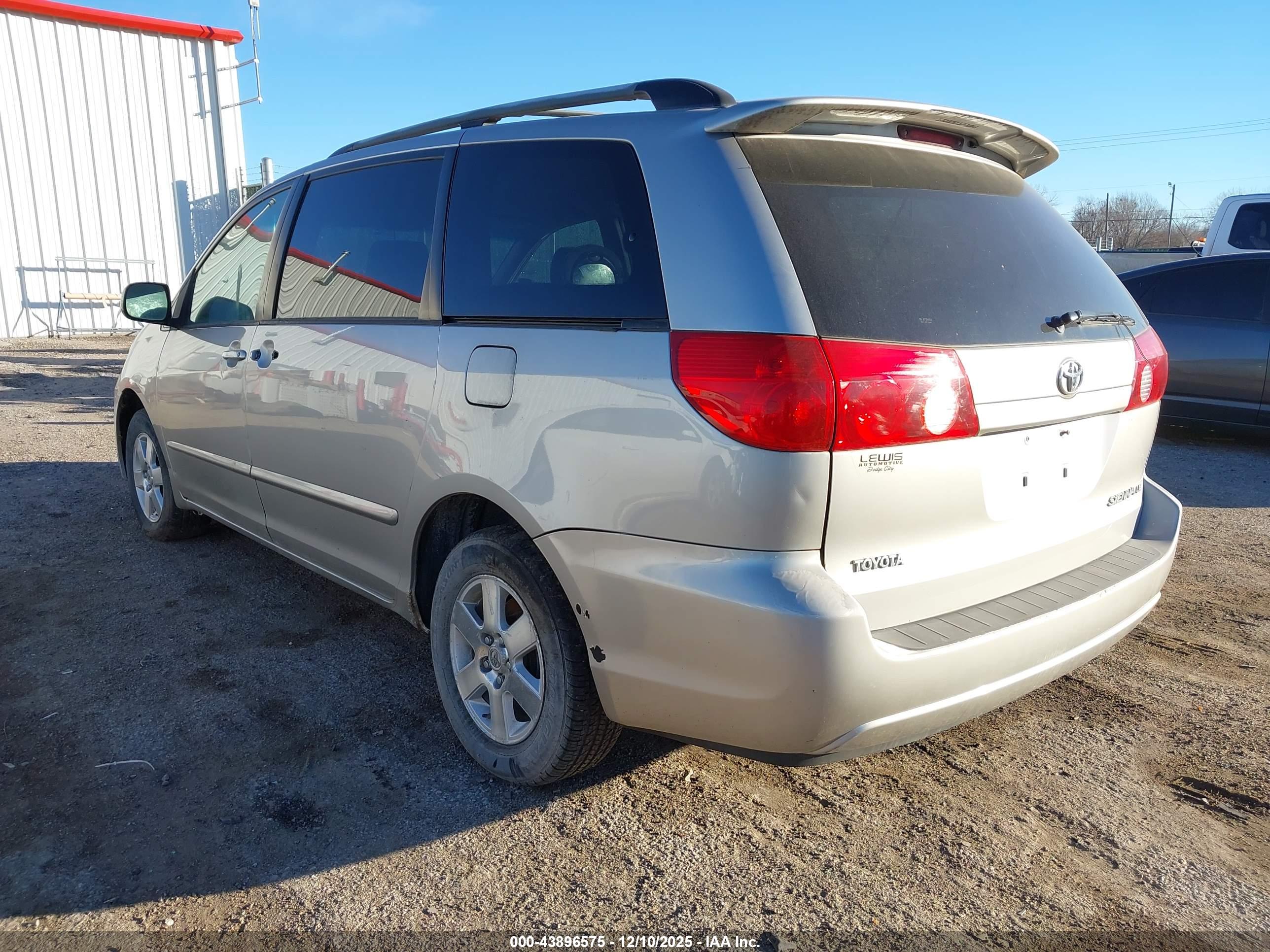 TOYOTA SIENNA image 3