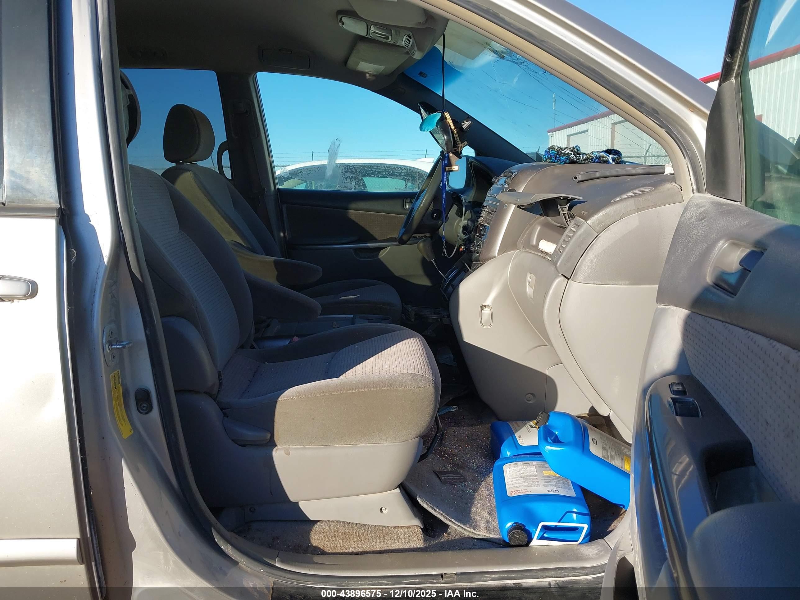 TOYOTA SIENNA image 5