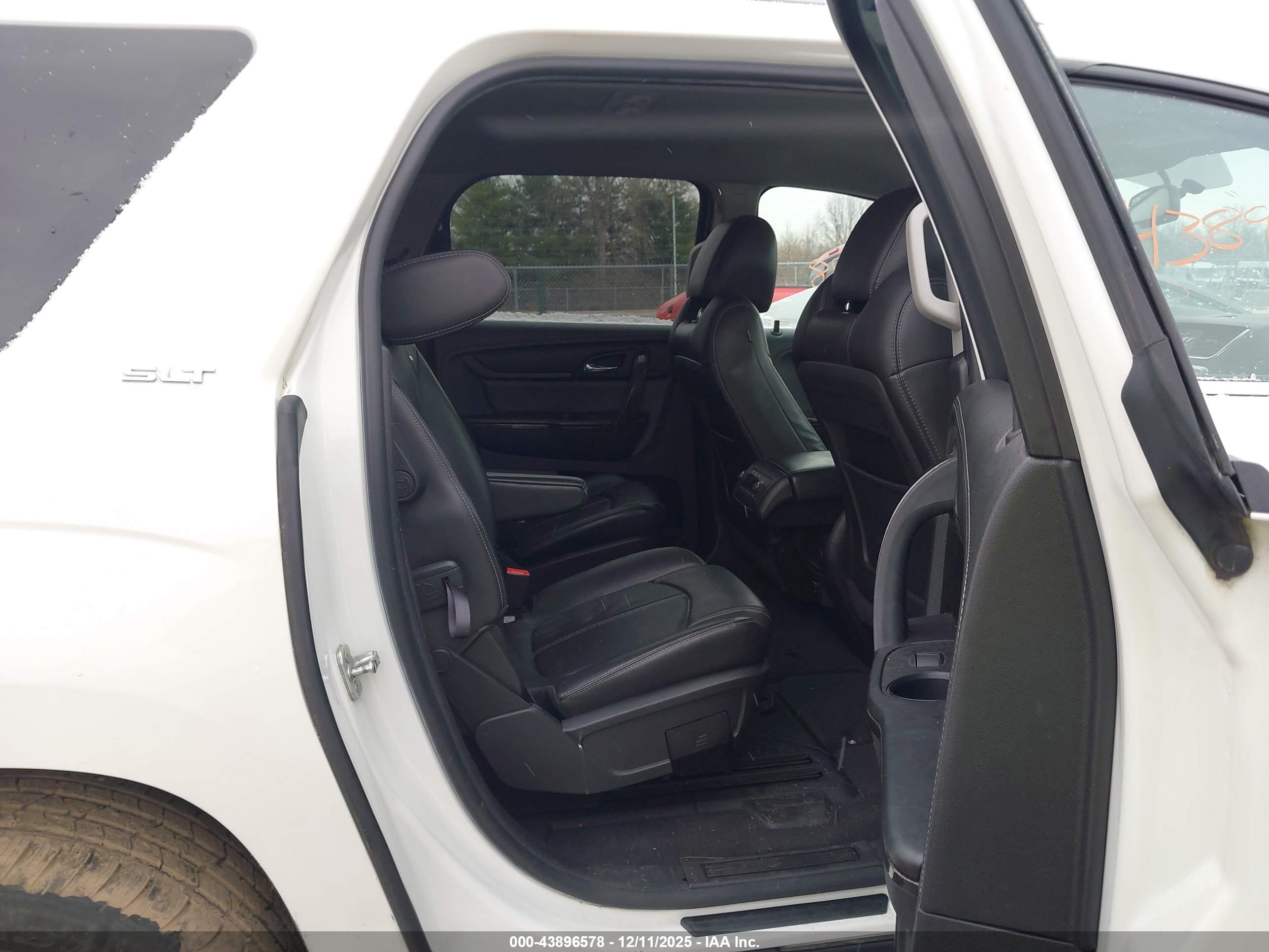 GMC ACADIA image 8